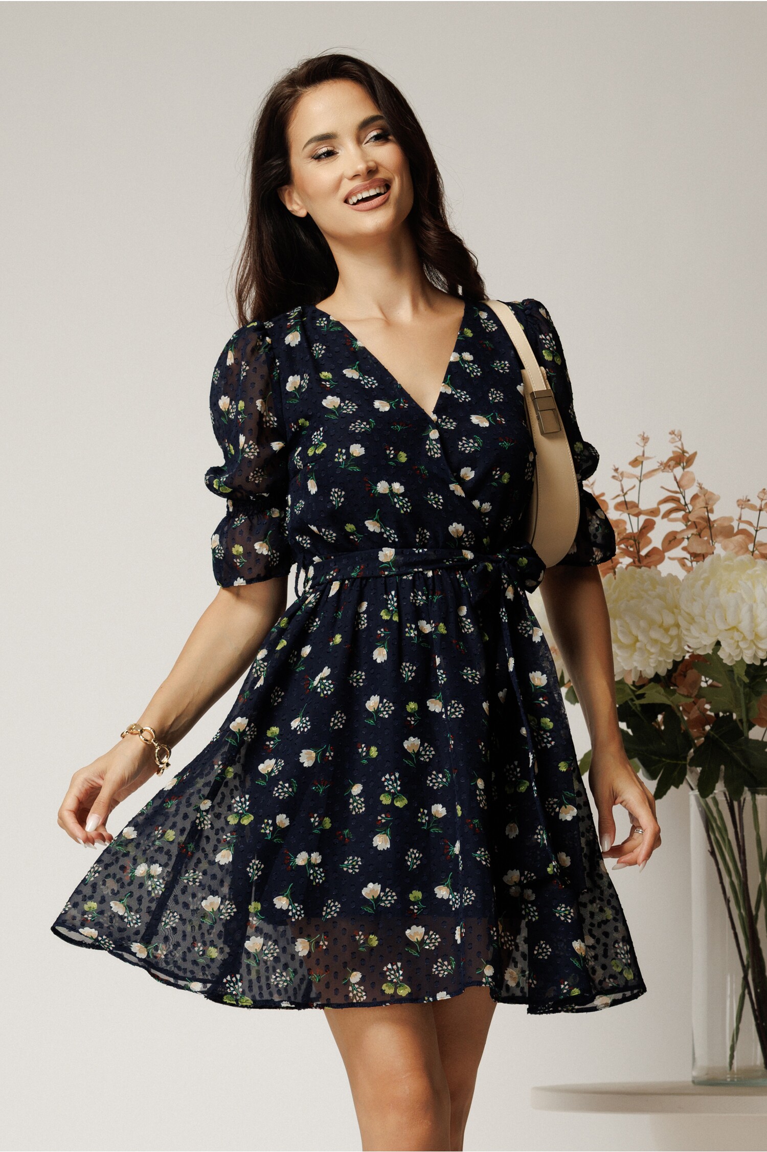 Rochie scurtă DY fashion bleumarin din voal cu imprimeu floral și cordon în talie Rochie scurtă DY fashion bleumarin din voal cu imprimeu floral și cordon în talie