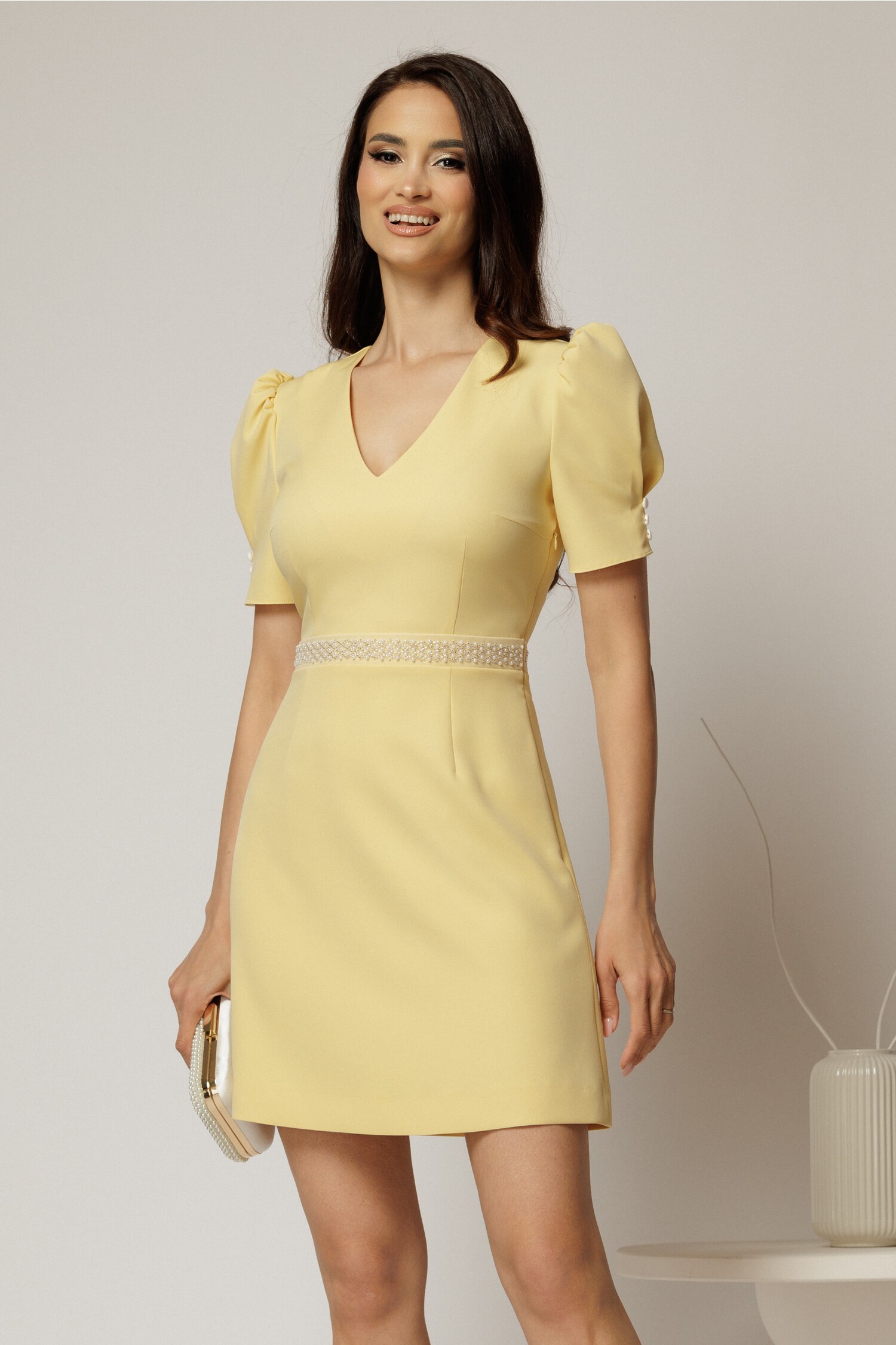 Rochie scurtă galbenă DY fashion cu perle în talie și mâneci scurte Rochie scurtă galbenă DY fashion cu perle în talie și mâneci scurte