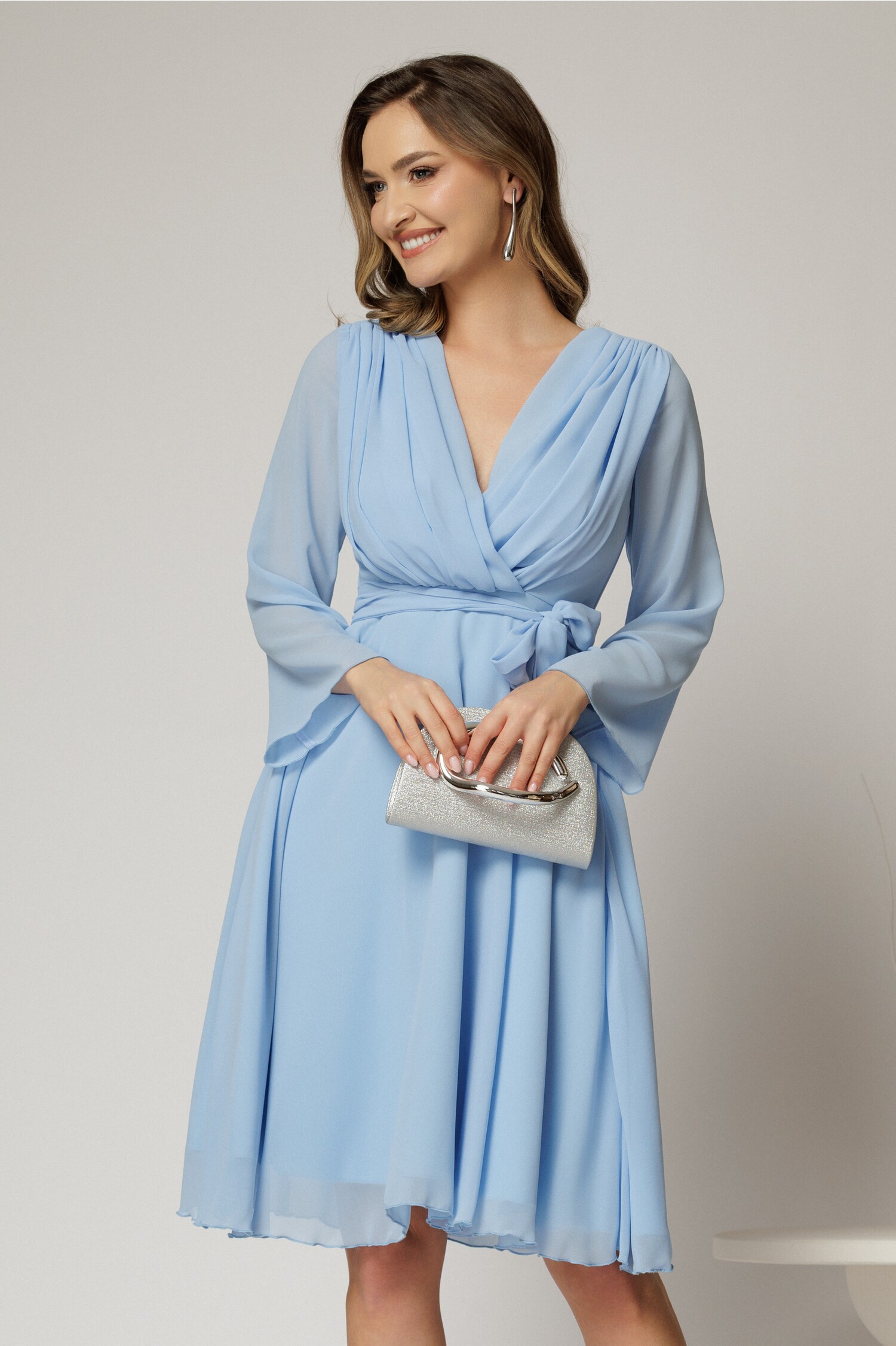 Rochie scurtă DY fashion din voal bleu cu decolteu petrecut și cordon în talie Rochie scurtă DY fashion din voal bleu cu decolteu petrecut și cordon în talie