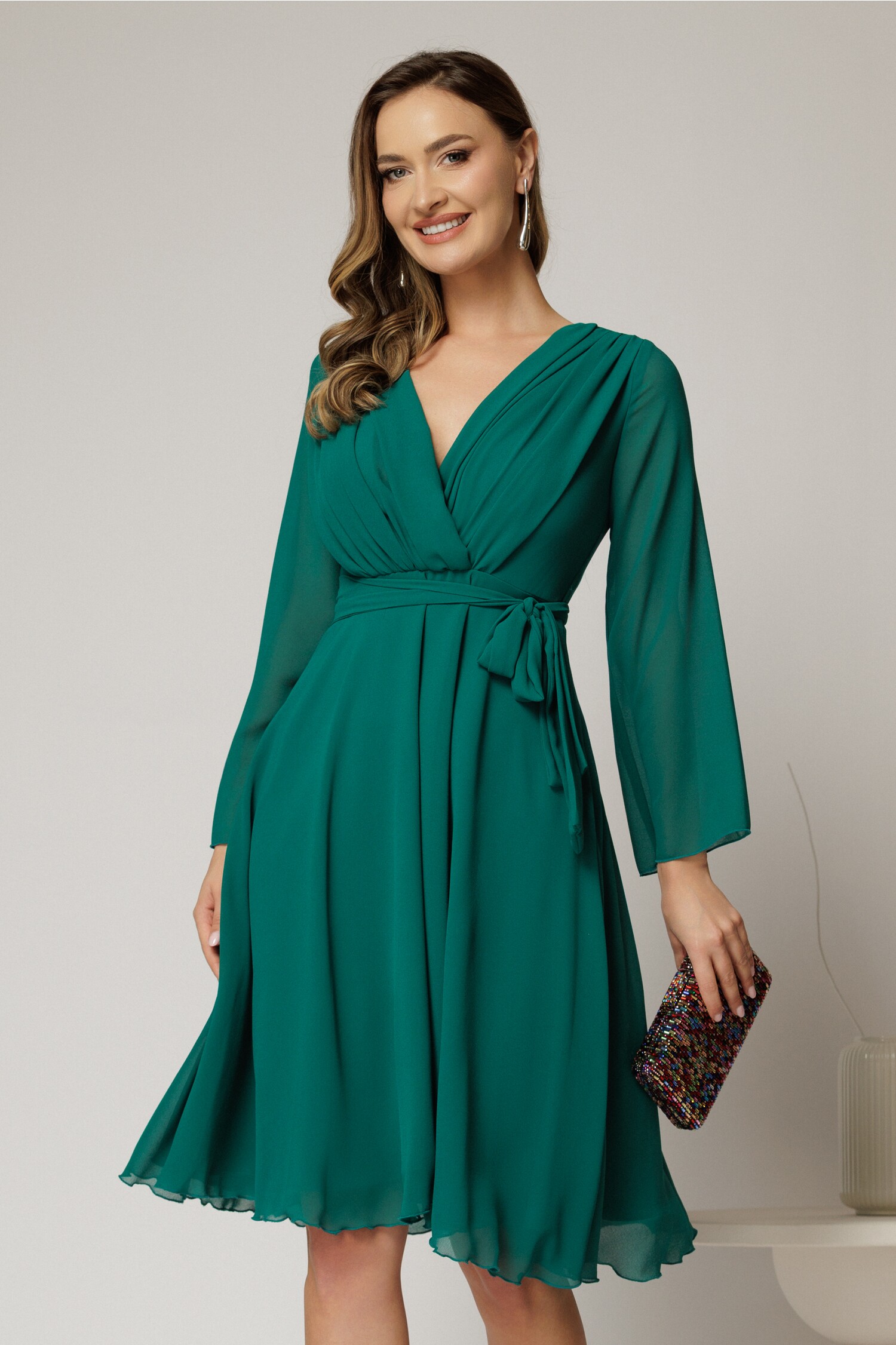 Rochie scurtă din voal verde cu decolteu petrecut și cordon în talie – DY Fashion Rochie scurtă din voal verde cu decolteu petrecut și cordon în talie – DY Fashion
