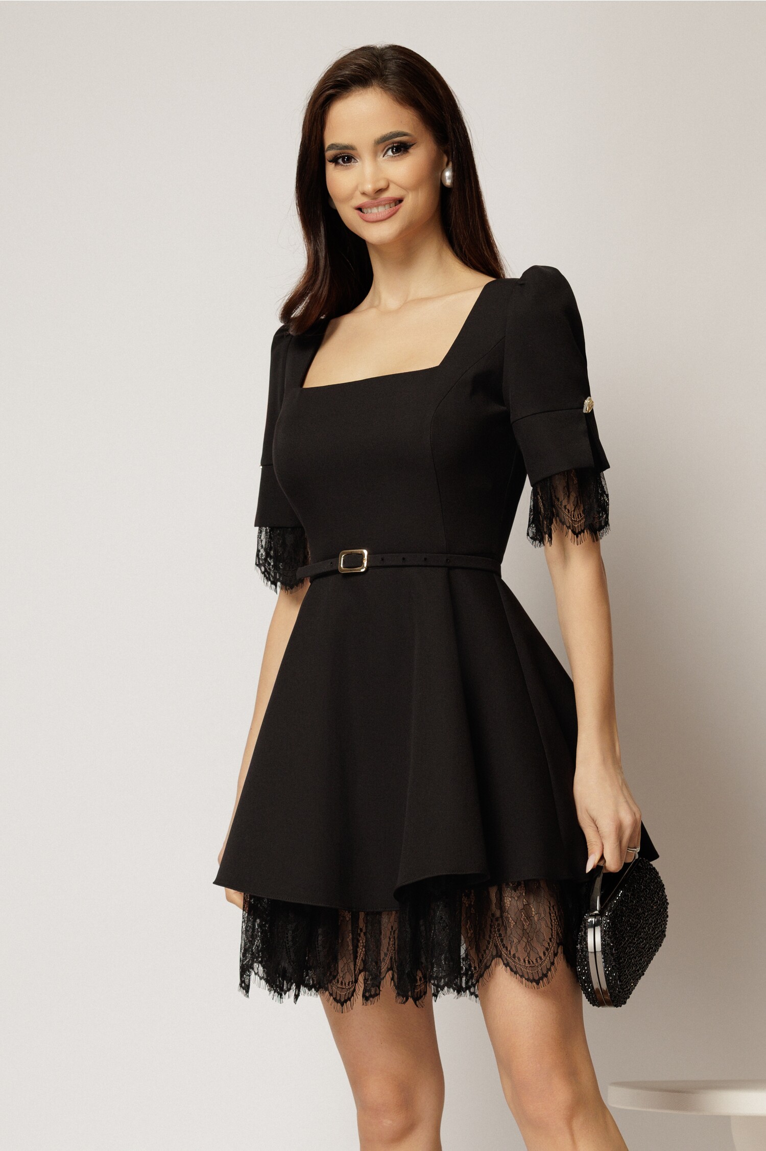 Rochie neagră scurtă DY fashion cu dantelă Rochie neagră scurtă DY fashion cu dantelă
