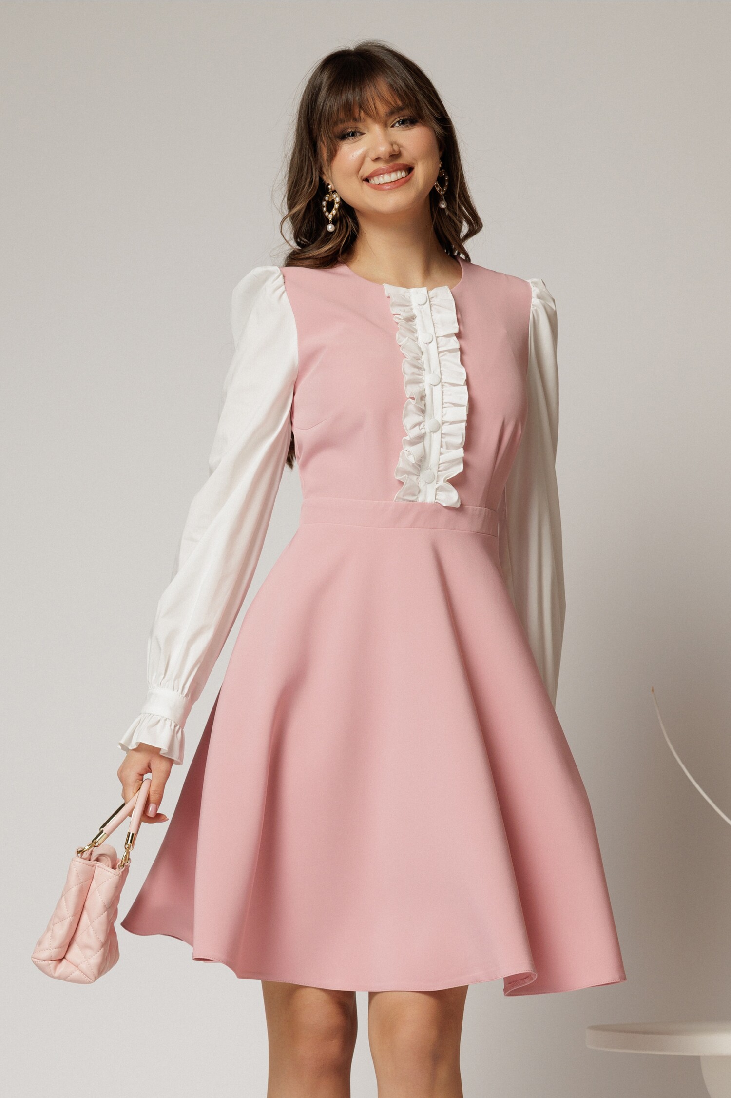 Rochie scurtă DY fashion roz cu mâneci lungi și volănașe Rochie scurtă DY fashion roz cu mâneci lungi și volănașe