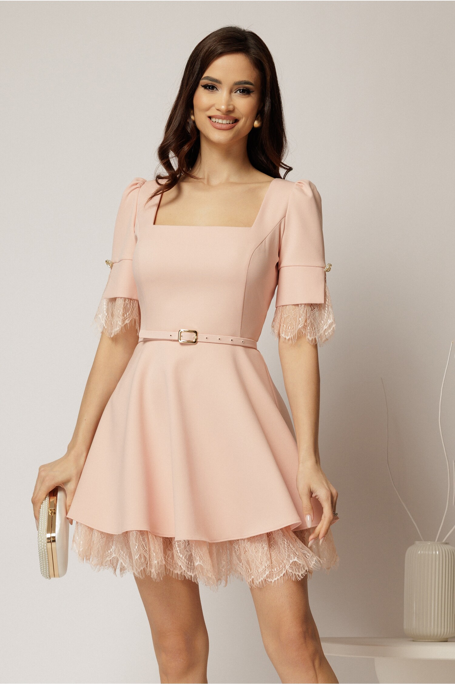 Rochie roz DY fashion, scurtă cu dantelă și nasturi eleganți Rochie roz DY fashion, scurtă cu dantelă și nasturi eleganți