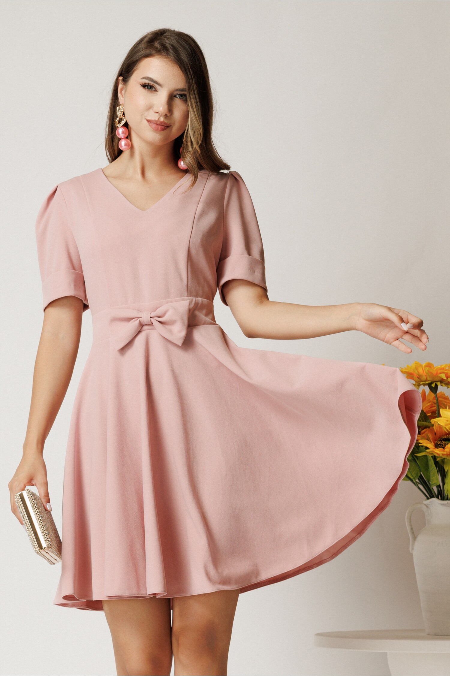 Rochie scurtă roz DY fashion cu fundă în tălie Rochie scurtă roz DY fashion cu fundă în tălie