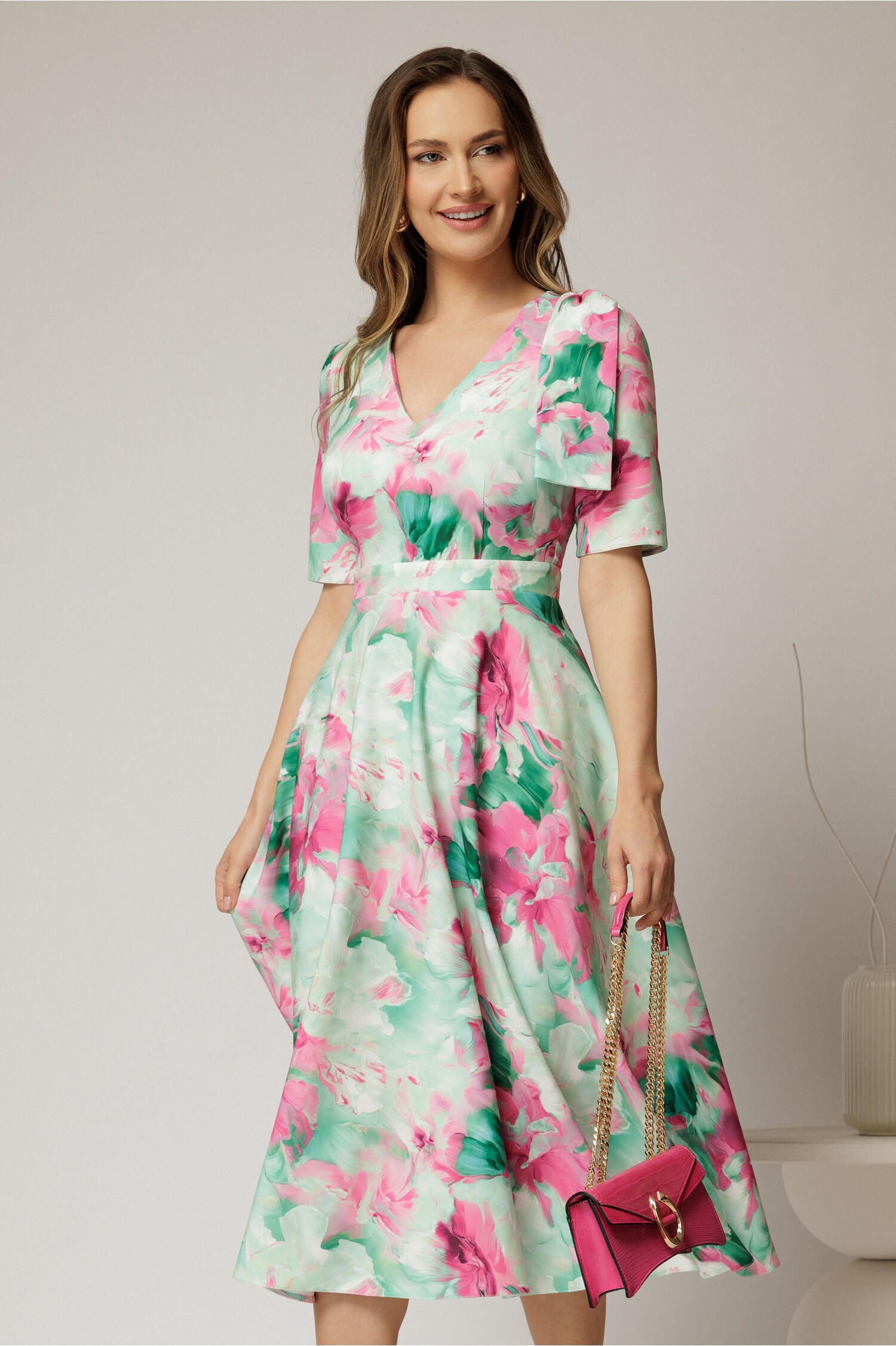 Rochie midi DYFashion cu funda pe umăr și imprimeu verde și fucsia Rochie midi DYFashion cu funda pe umăr și imprimeu verde și fucsia