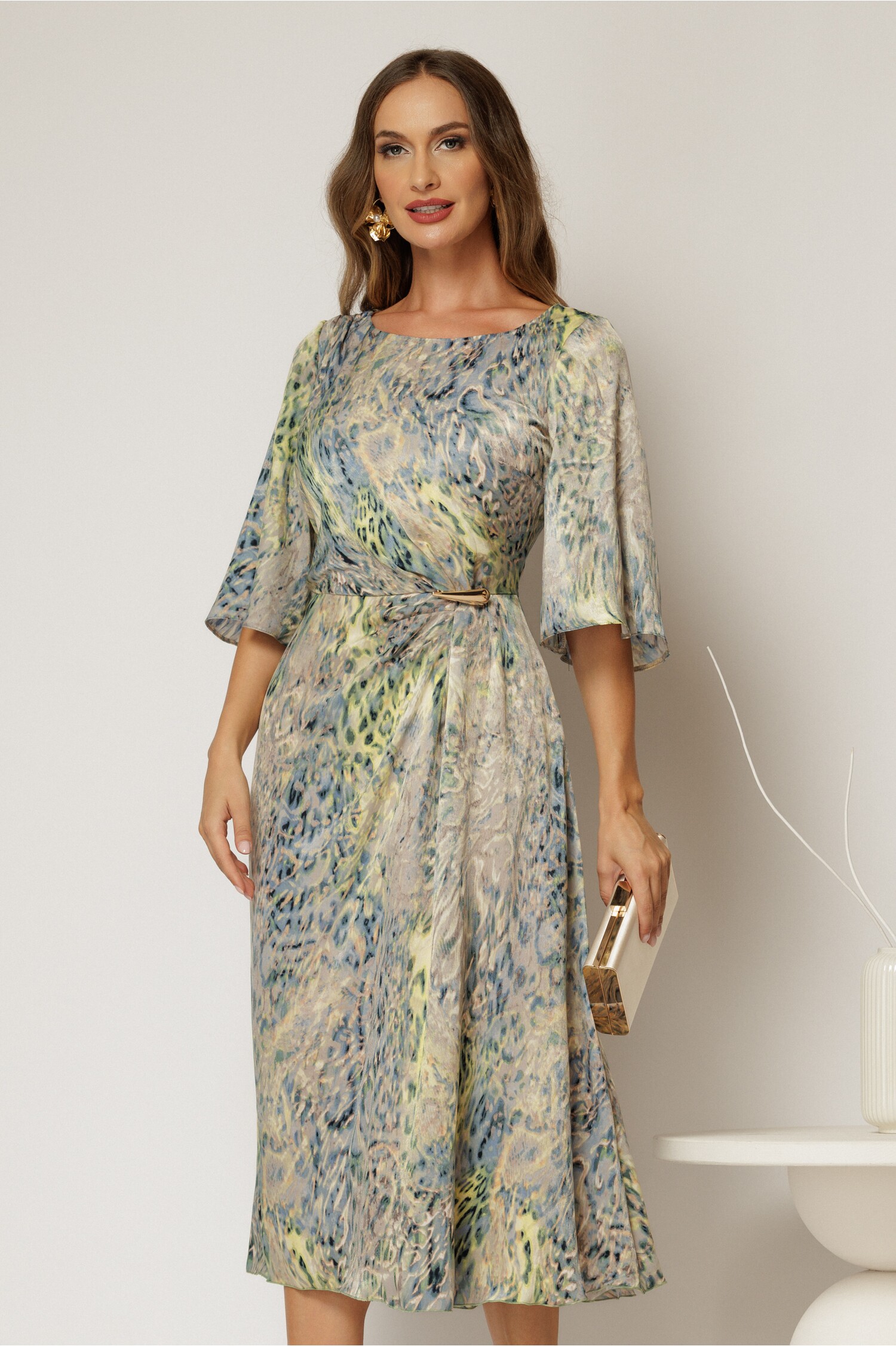 Rochie elegantă midi turcoaz cu imprimeu multicolor și accesoriu în talie – DY Fashion Rochie elegantă midi turcoaz cu imprimeu multicolor și accesoriu în talie – DY Fashion