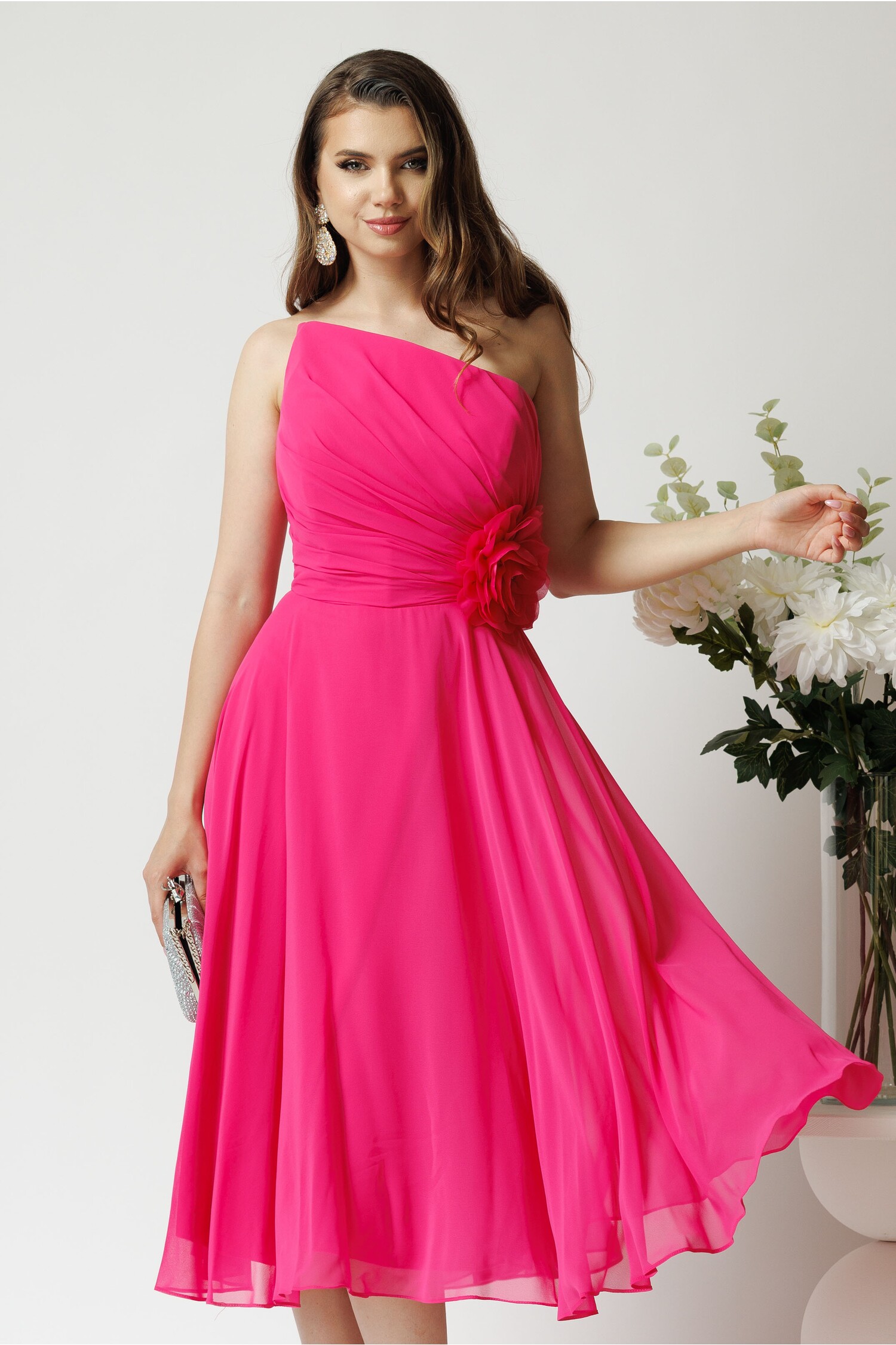 Rochie midi elegantă din voal fucsia cu floare în talie Rochie midi elegantă din voal fucsia cu floare în talie