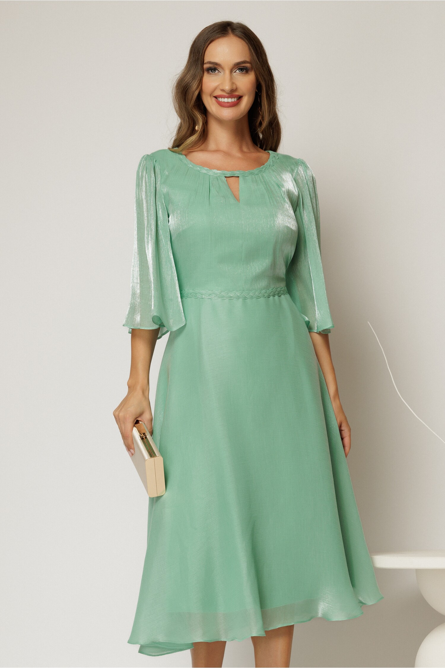 Rochie elegantă verde din voal peliculizat cu decolteu decupat – DY Fashion Rochie elegantă verde din voal peliculizat cu decolteu decupat – DY Fashion
