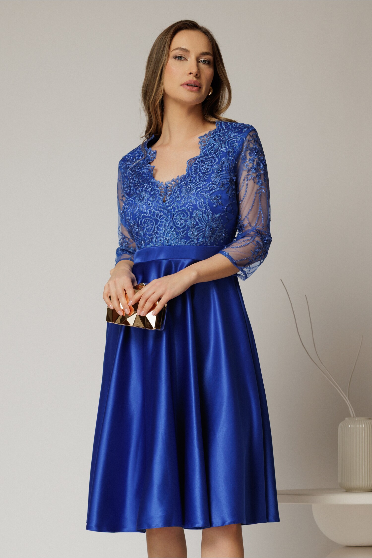 Rochie midi albastră inna din tafta în clos cu dantelă la bust – DY Fashion Rochie midi albastră inna din tafta în clos cu dantelă la bust – DY Fashion