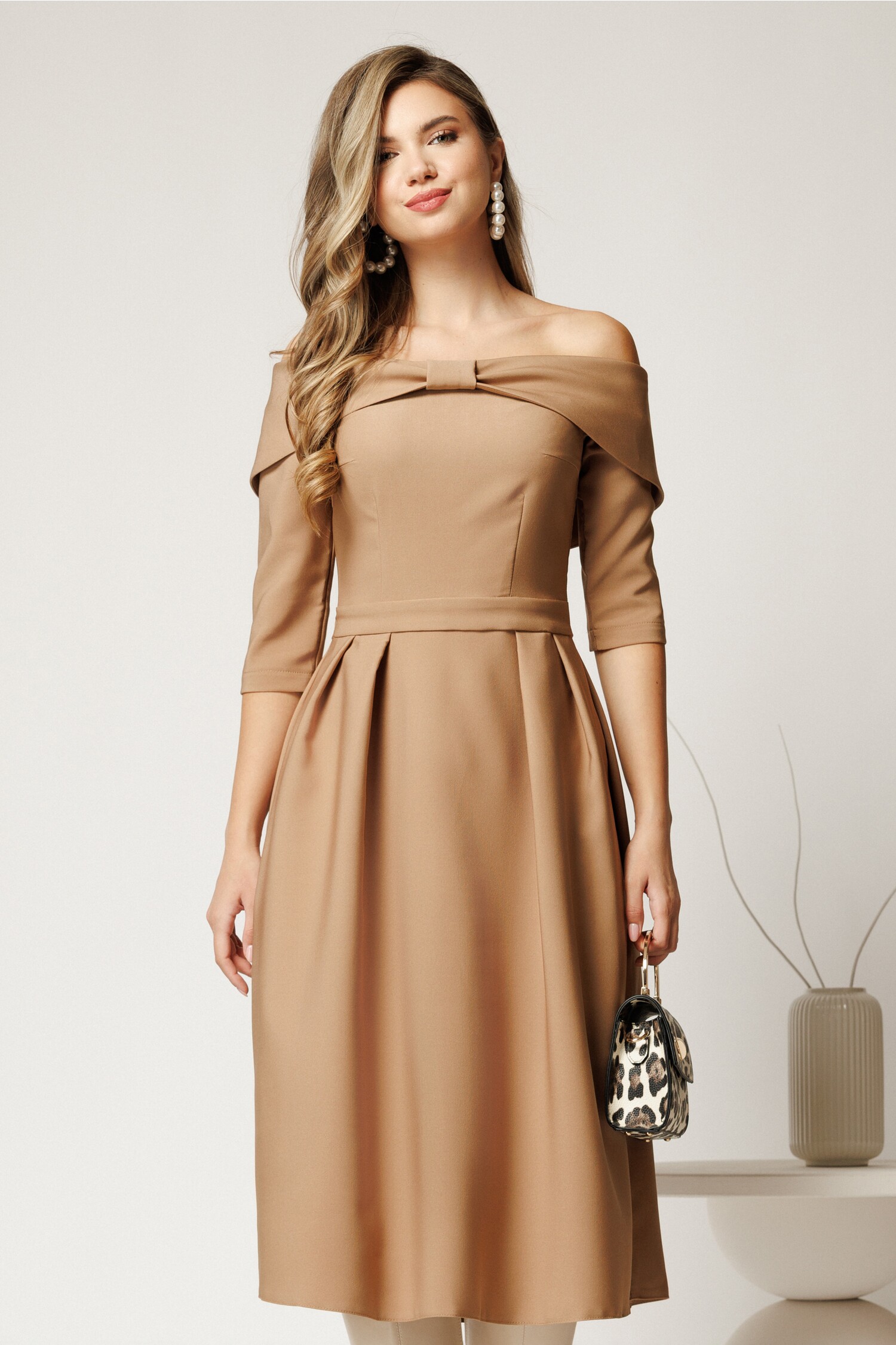 Rochie midi irene bej cu umerii goi și fundă la bust Rochie midi irene bej cu umerii goi și fundă la bust