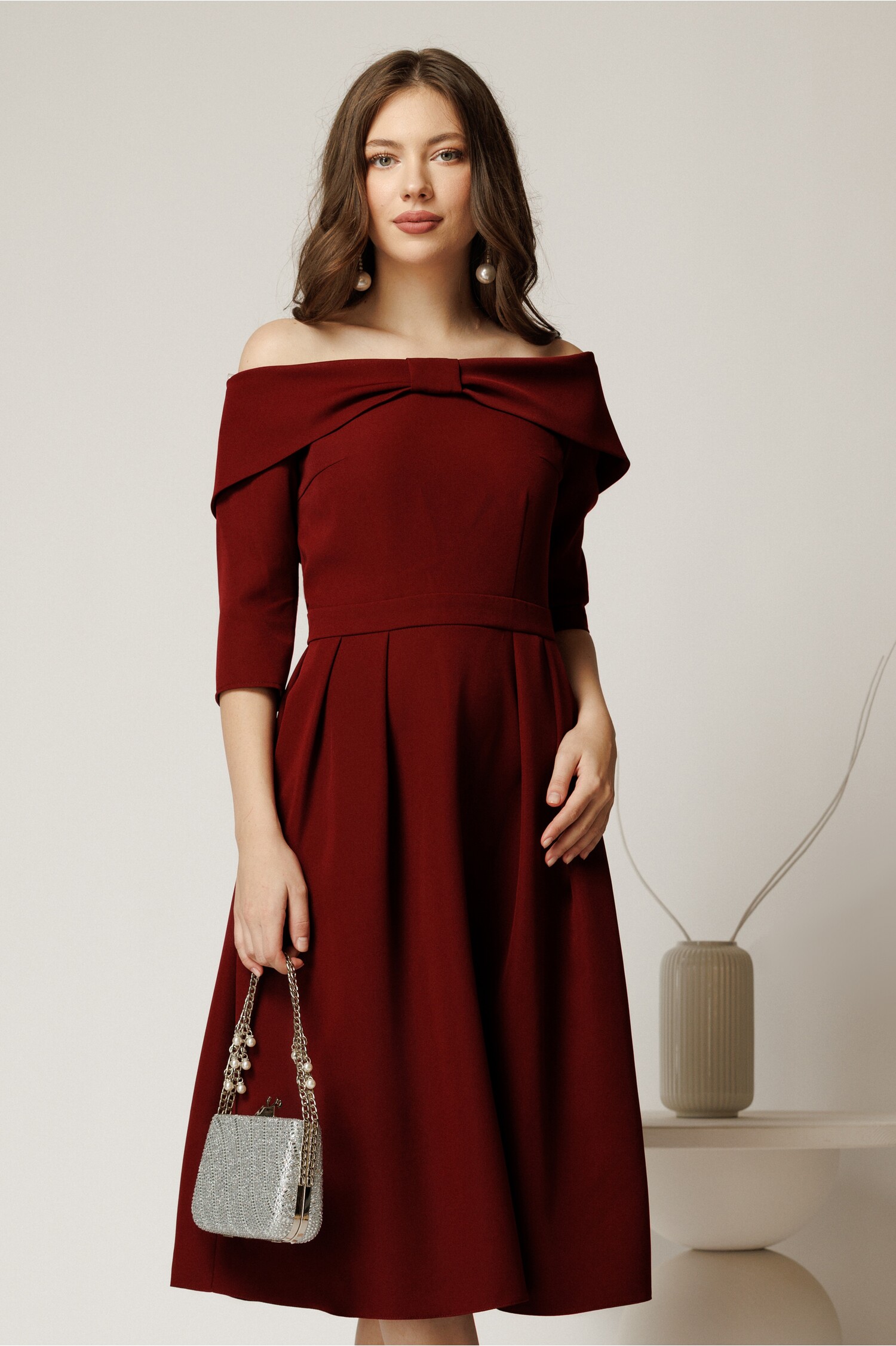 Rochie midi irene bordo în cloș cu umerii goi și fundă la bust Rochie midi irene bordo în cloș cu umerii goi și fundă la bust