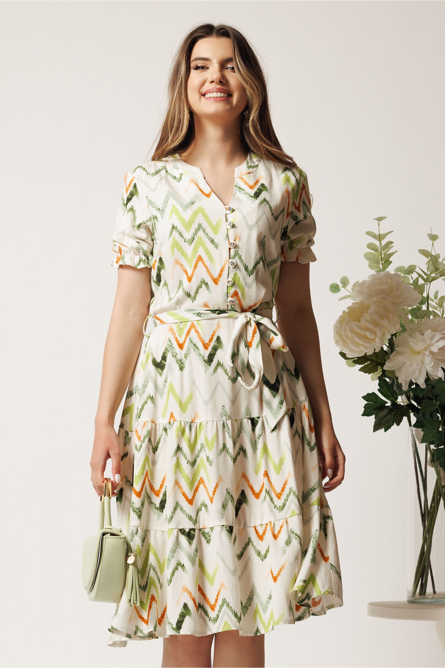 Rochie ivory cu print zig-zag verde în clos și cordon în talie – DY Fashion Rochie ivory cu print zig-zag verde în clos și cordon în talie – DY Fashion