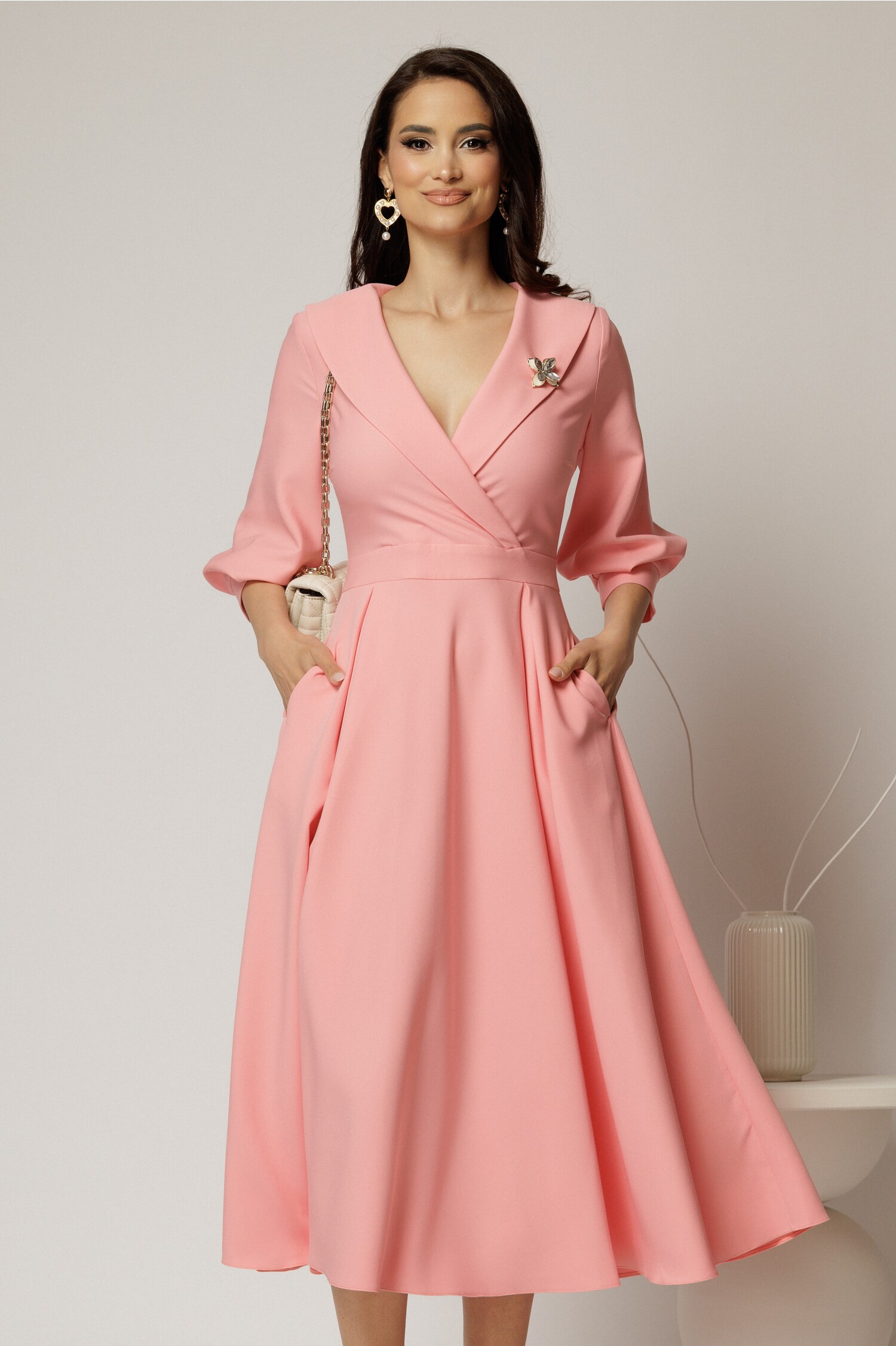 Rochie office de ocazie din stofa roz somon cu bust petrecut si rever Rochie office de ocazie din stofa roz somon cu bust petrecut si rever