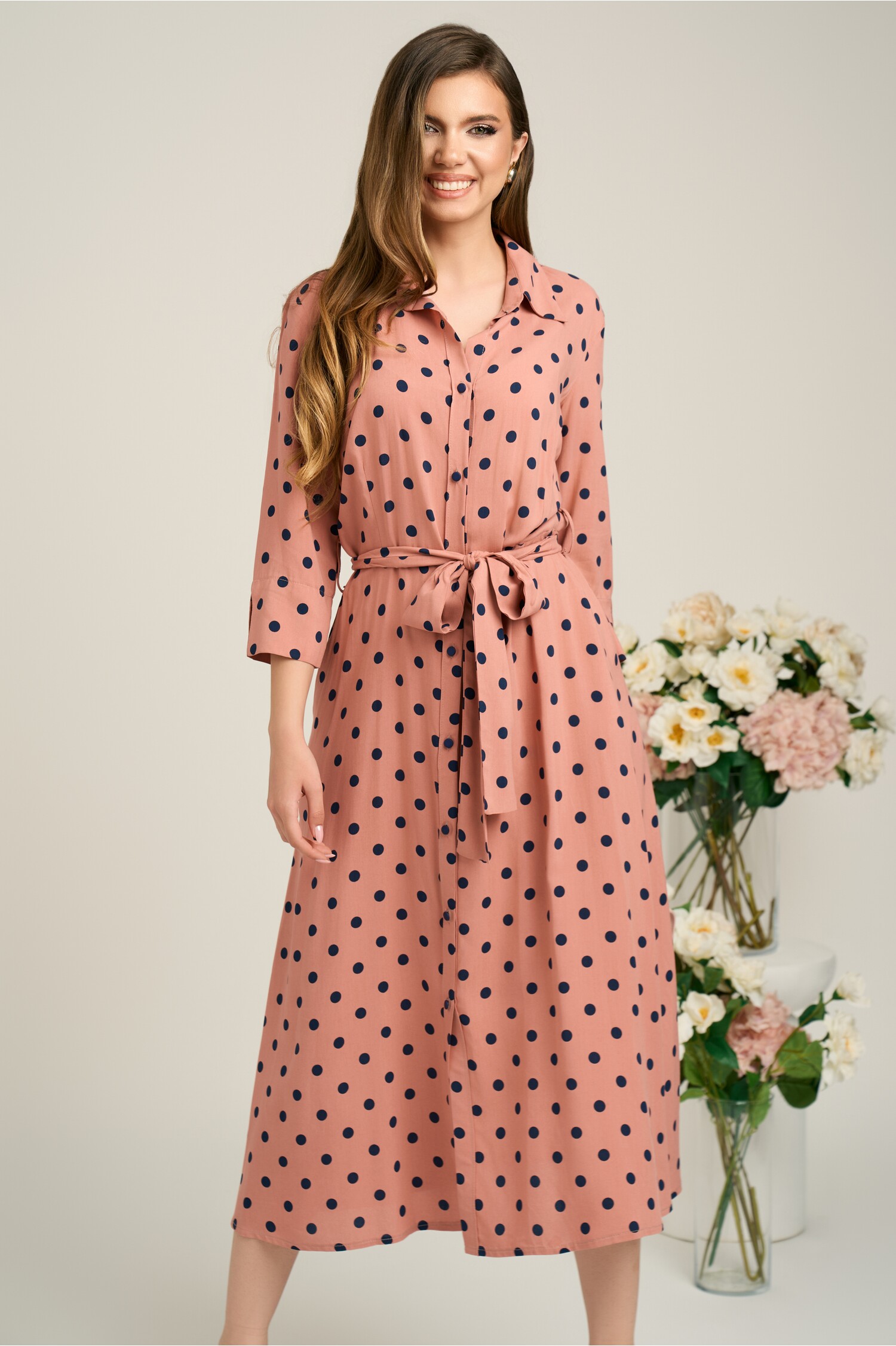Rochie office roz din viscoză cu buline bleumarin și cordon Rochie office roz din viscoză cu buline bleumarin și cordon