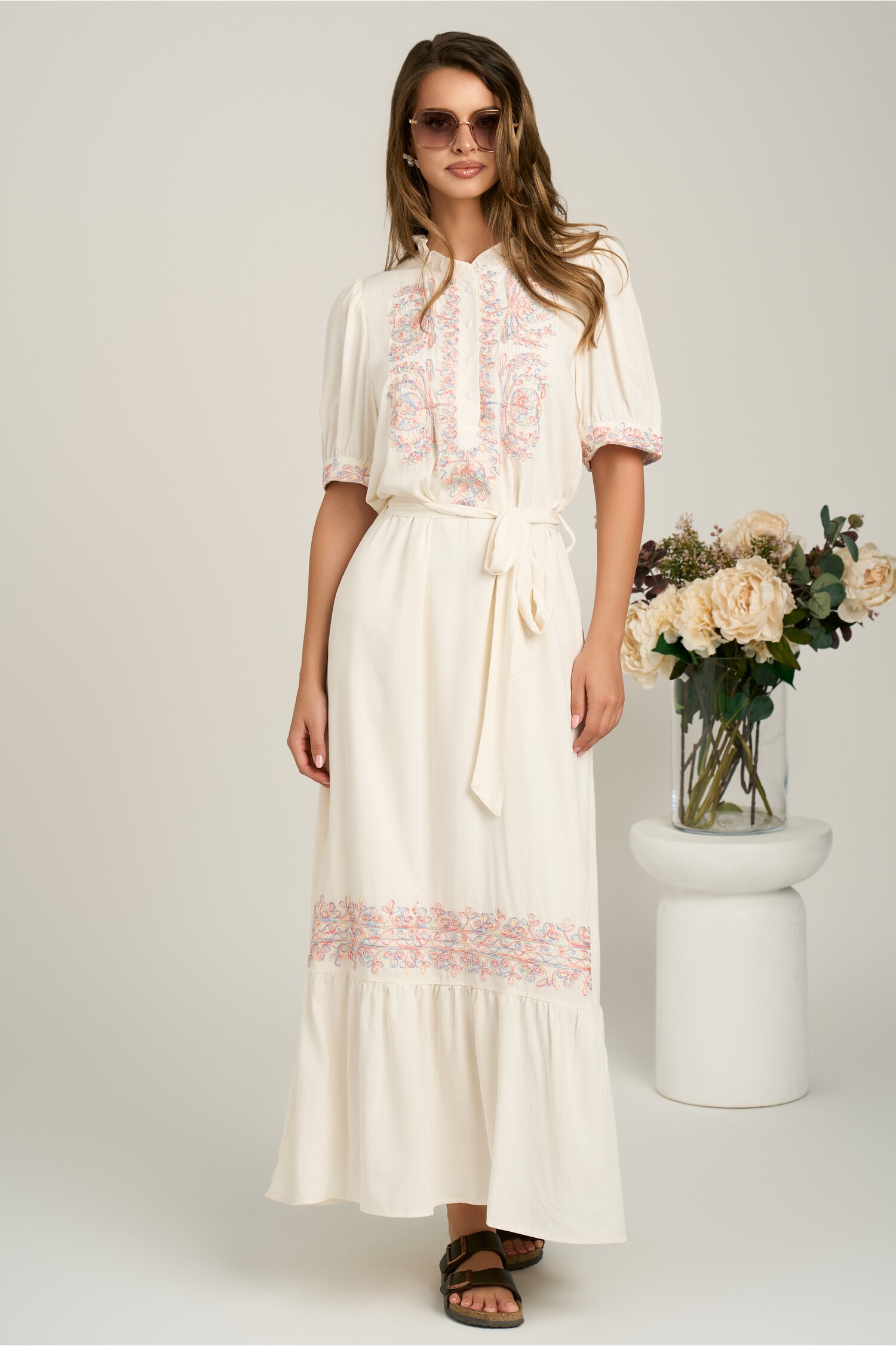 Rochie lungă albă din viscoză cu broderie pastelată și cordon ajustabil Rochie lungă albă din viscoză cu broderie pastelată și cordon ajustabil