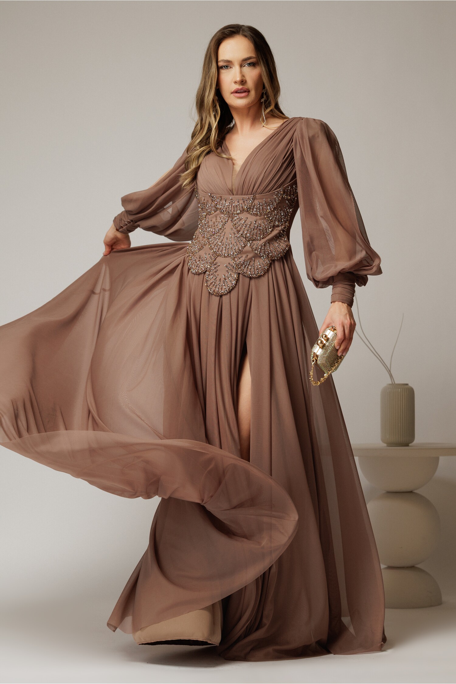Rochie lungă bej de seară din tull cu corset și strassuri Rochie lungă bej de seară din tull cu corset și strassuri