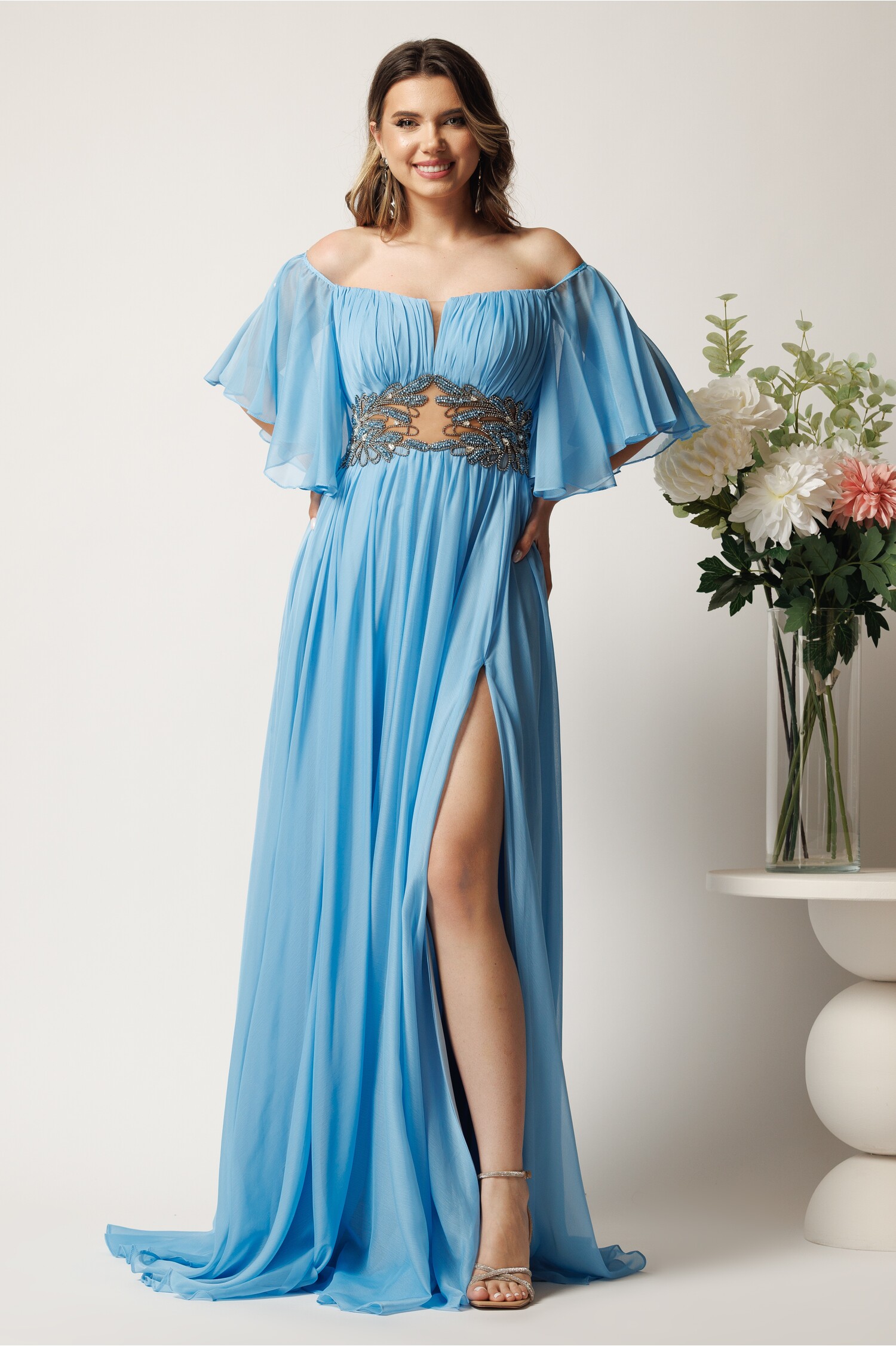 Rochie lungă bleu din voal cu strasuri și tull în talie Rochie lungă bleu din voal cu strasuri și tull în talie