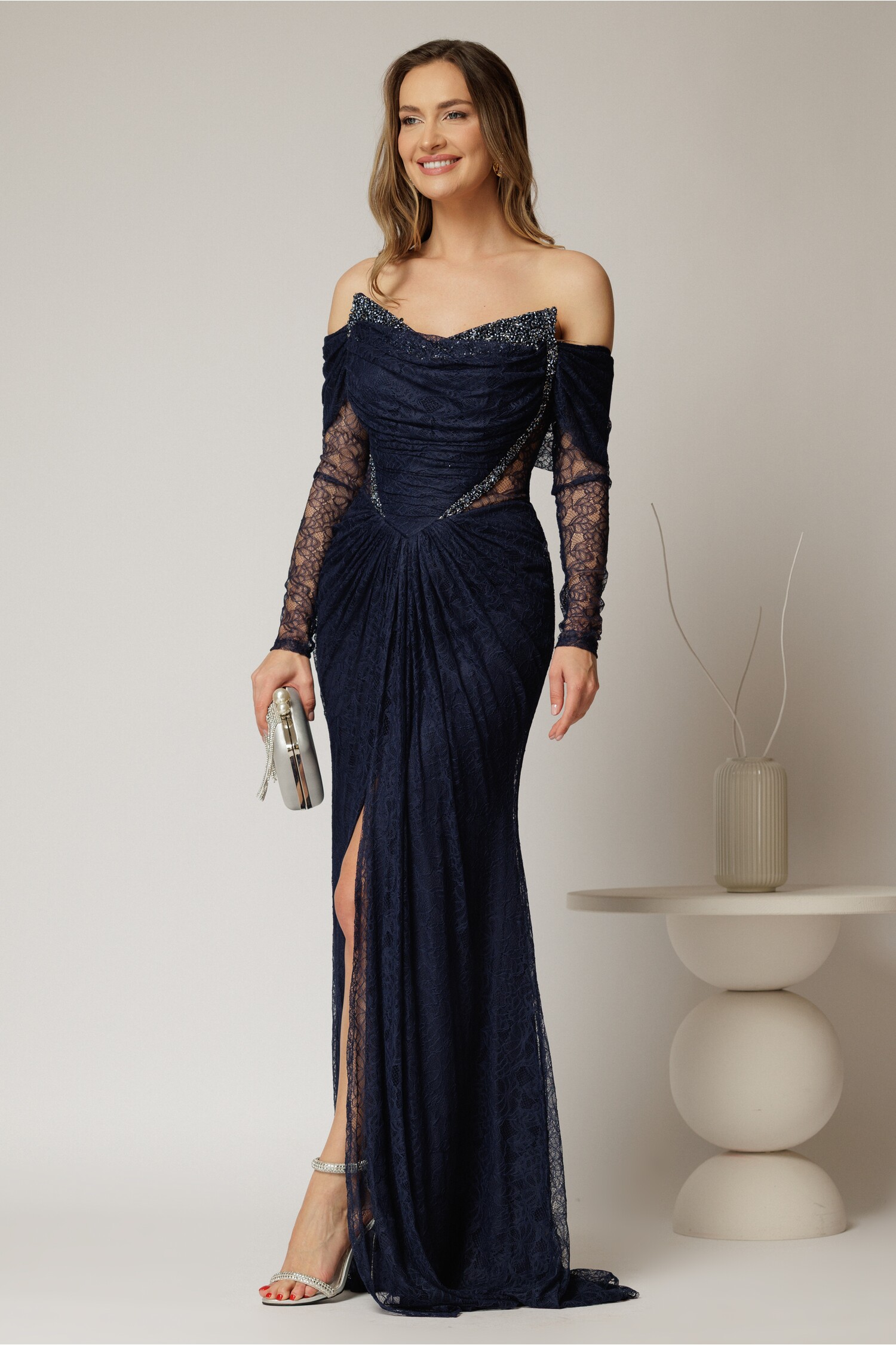 Rochie lungă bleumarin de seară tip sirena din dantelă cu decolteu accesorizat Rochie lungă bleumarin de seară tip sirena din dantelă cu decolteu accesorizat