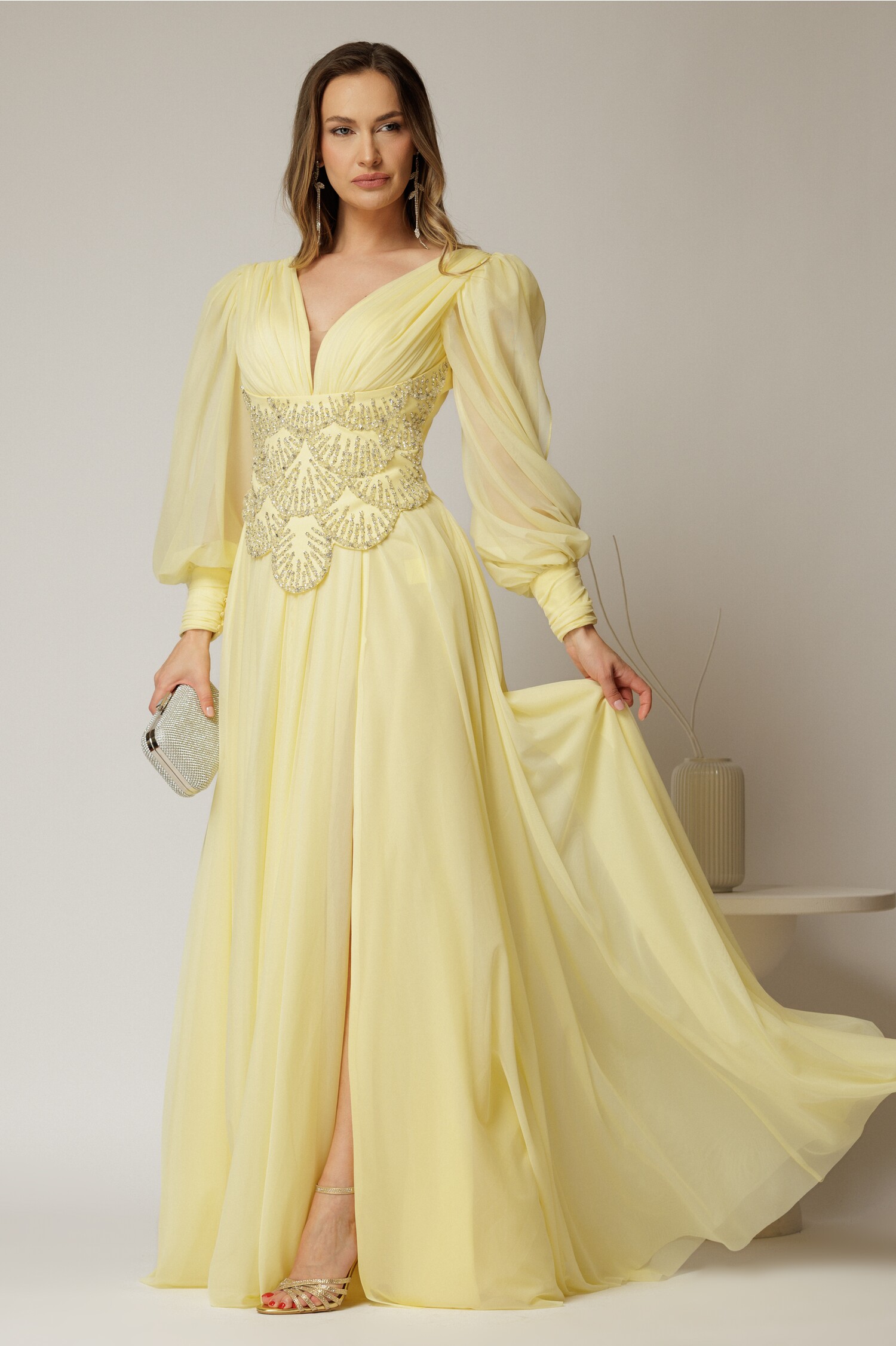 Rochie lungă galbenă de seară din tull cu corset și strassuri aplicate Rochie lungă galbenă de seară din tull cu corset și strassuri aplicate
