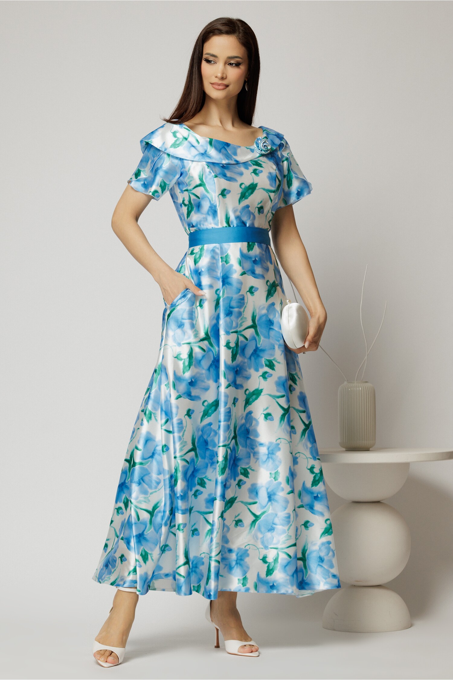 Rochie lungă de ocazie ivoar cu imprimeuri bleu Rochie lungă de ocazie ivoar cu imprimeuri bleu