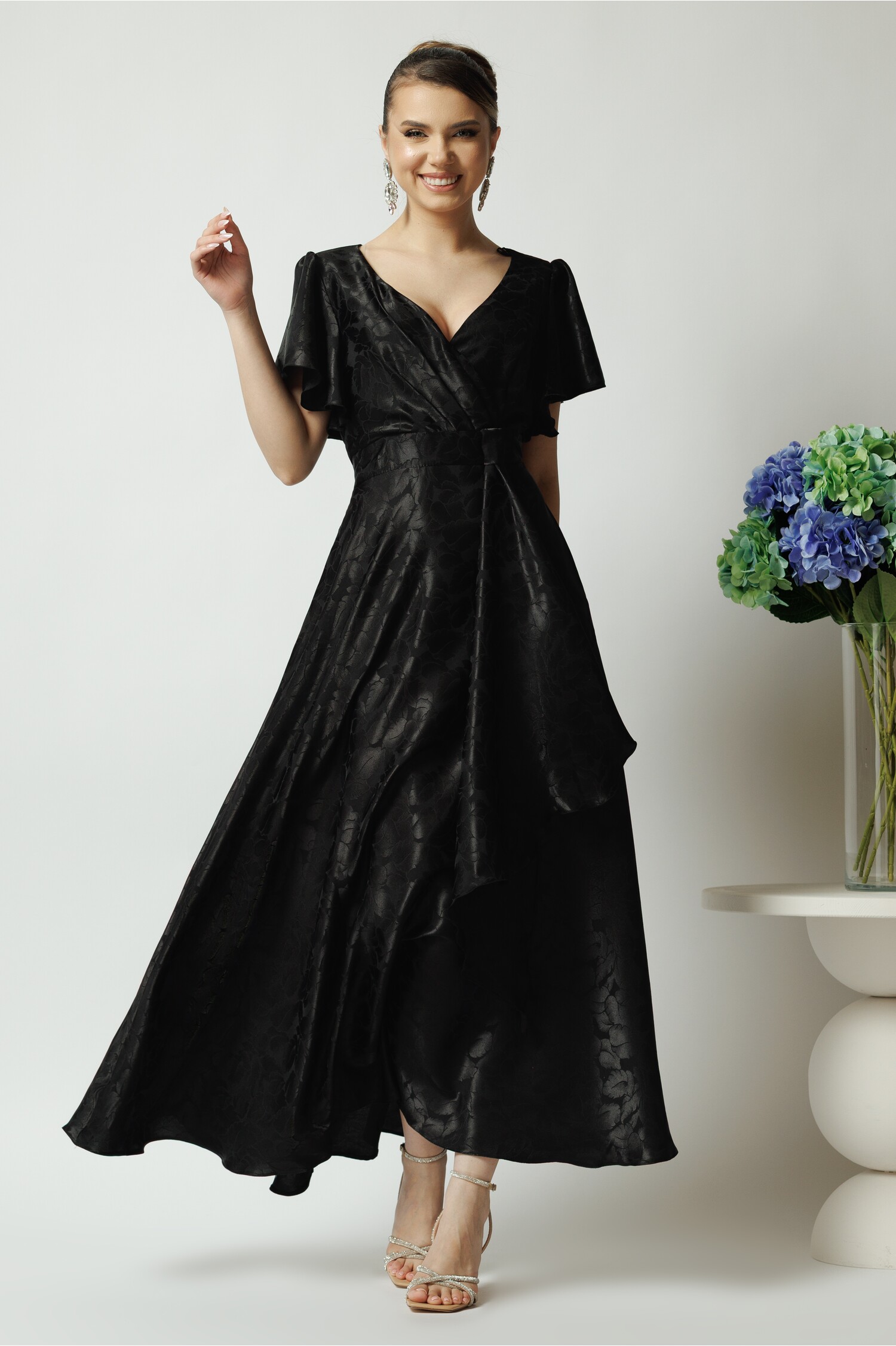 Rochie lunga elegantă din satin negru cu volan Rochie lunga elegantă din satin negru cu volan