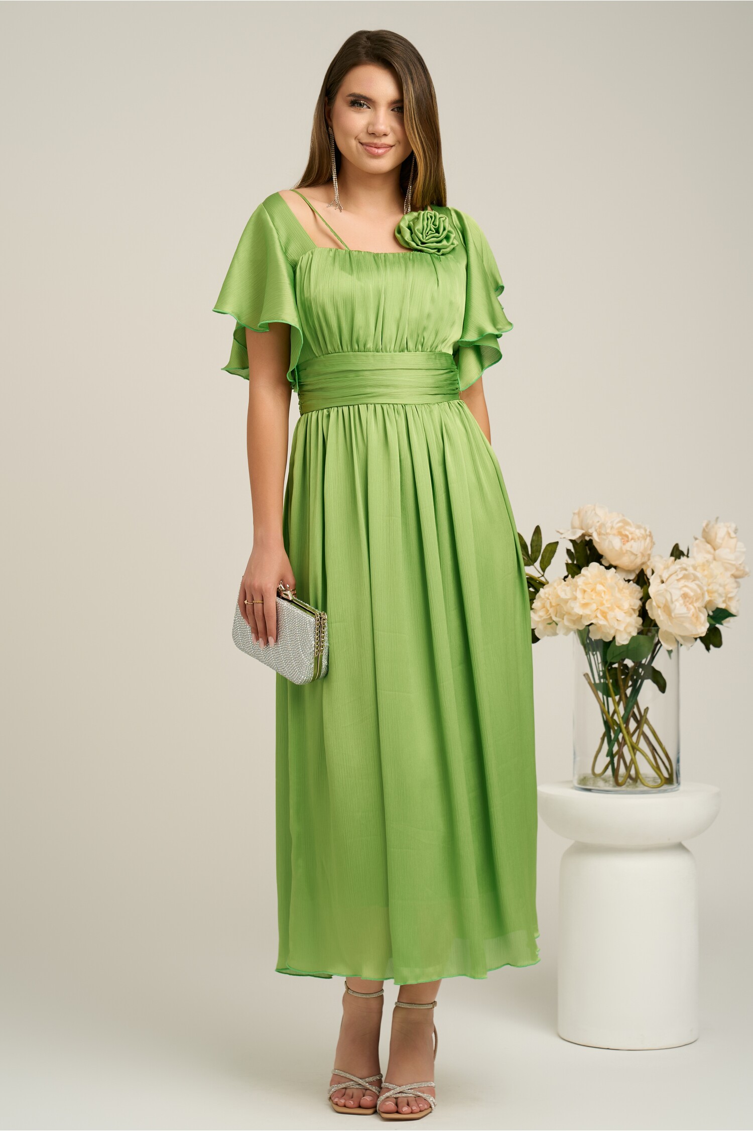 Rochie lungă elegantă din voal verde cu floare la bust – Moze Rochie lungă elegantă din voal verde cu floare la bust – Moze