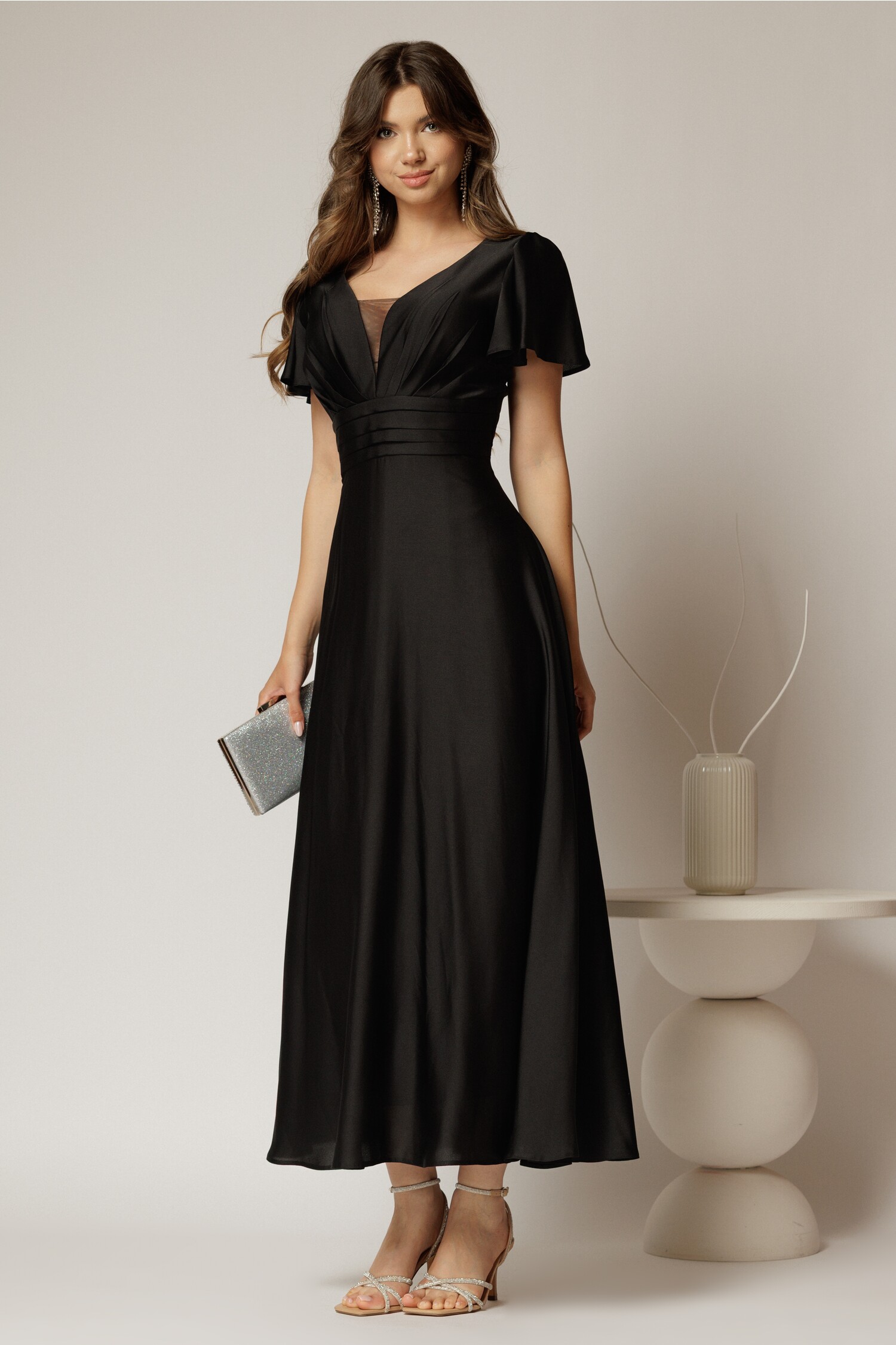 Rochie lungă neagră de ocazie cu decoteu adânc și mâneci scurte evazate – DY Fashion Rochie lungă neagră de ocazie cu decoteu adânc și mâneci scurte evazate – DY Fashion