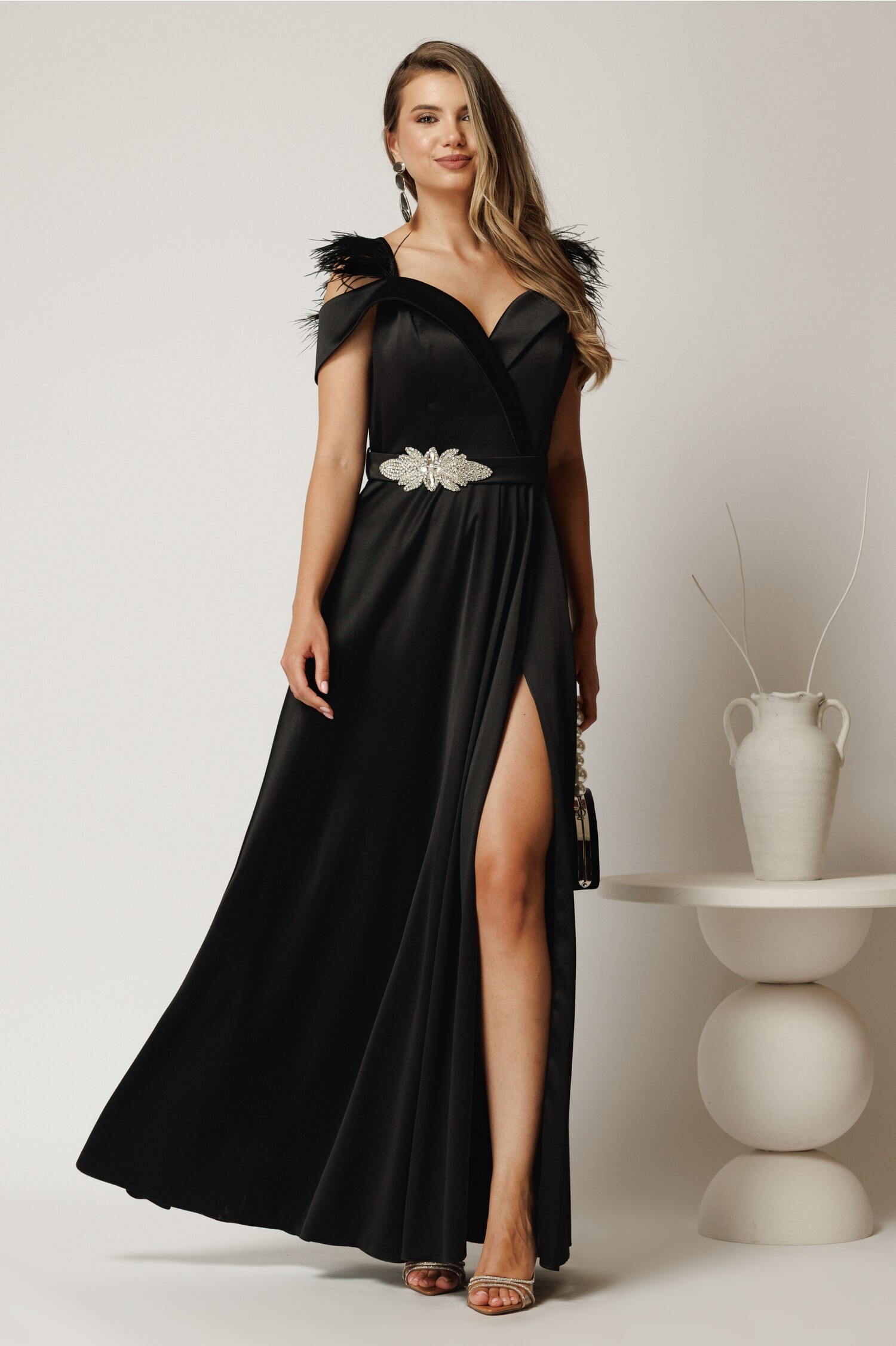 Rochie lungă neagră din tafta cu accesoriu în talie și pene la umeri Rochie lungă neagră din tafta cu accesoriu în talie și pene la umeri
