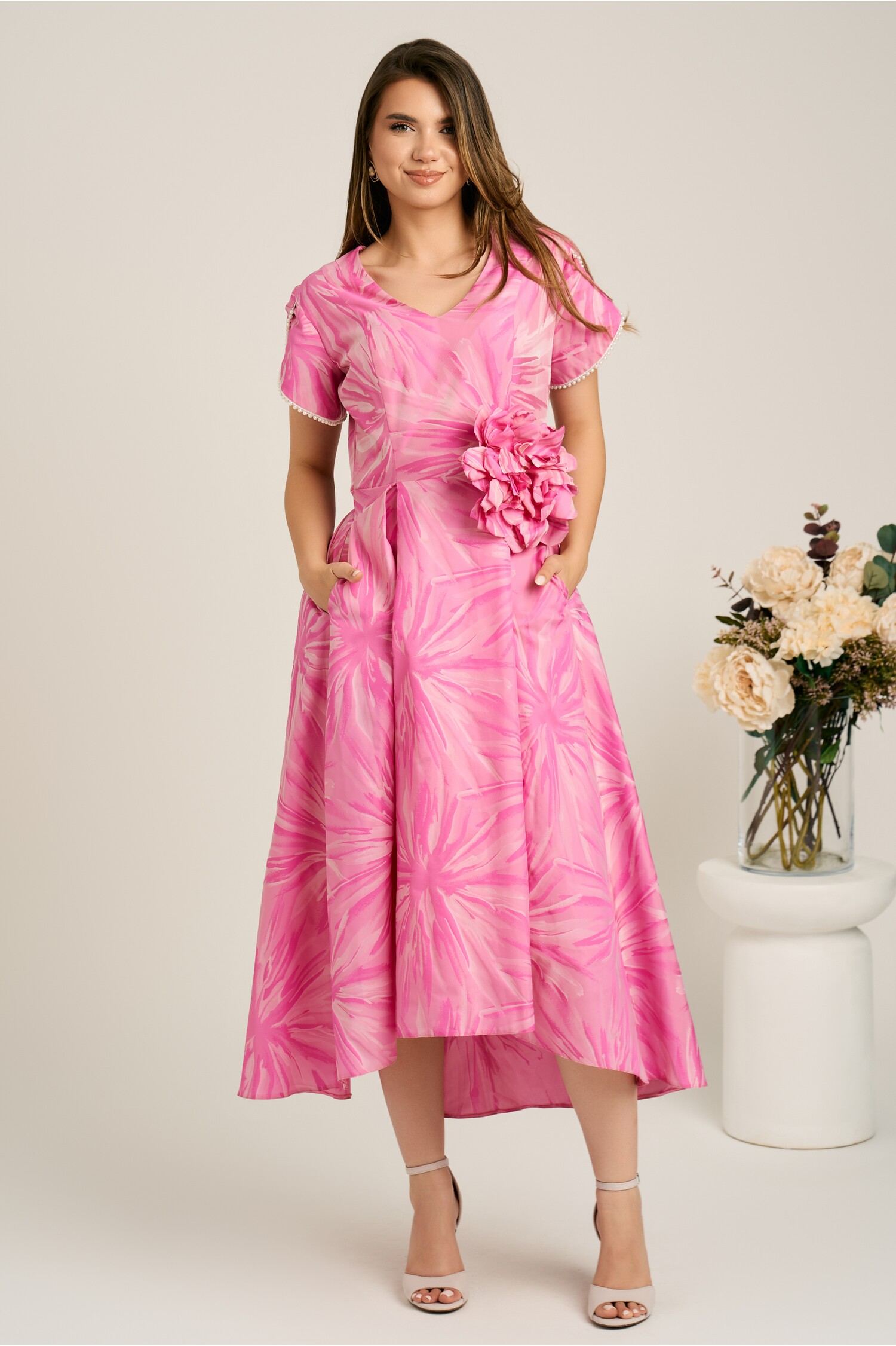 Rochie lungă roz LaDonna din brocard cu imprimeu și floare maxi detașabilă Rochie lungă roz LaDonna din brocard cu imprimeu și floare maxi detașabilă