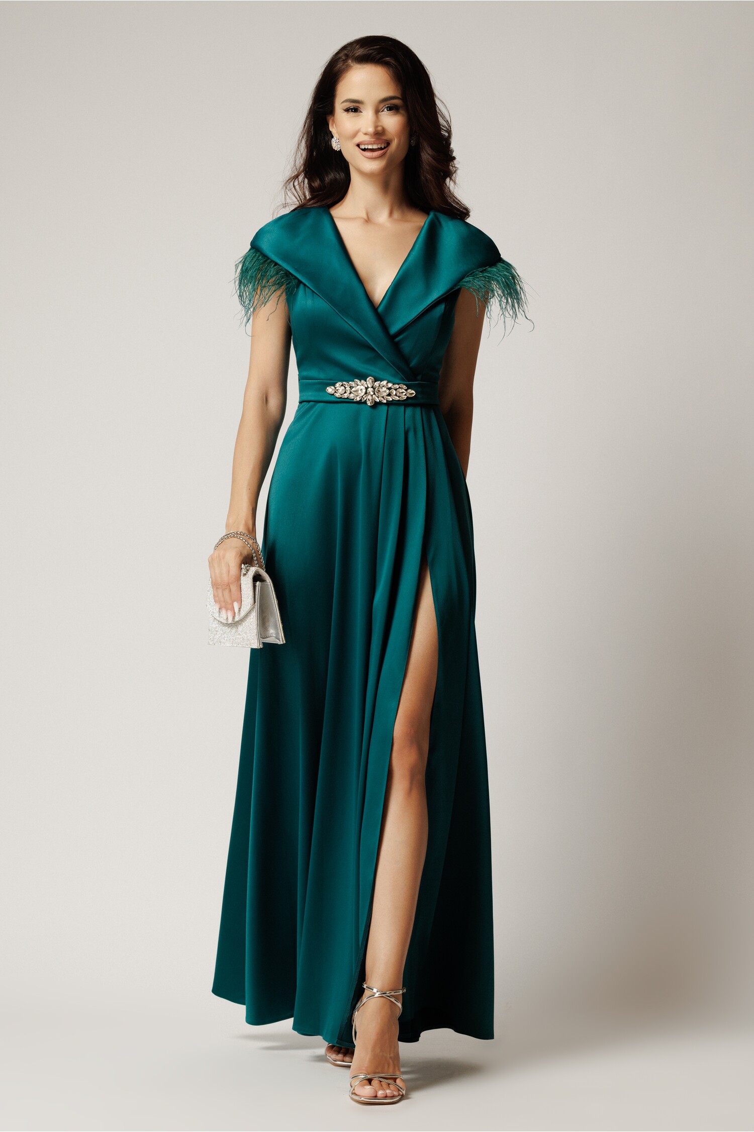 Rochie lungă verde din tafta cu pene și strasuri Rochie lungă verde din tafta cu pene și strasuri