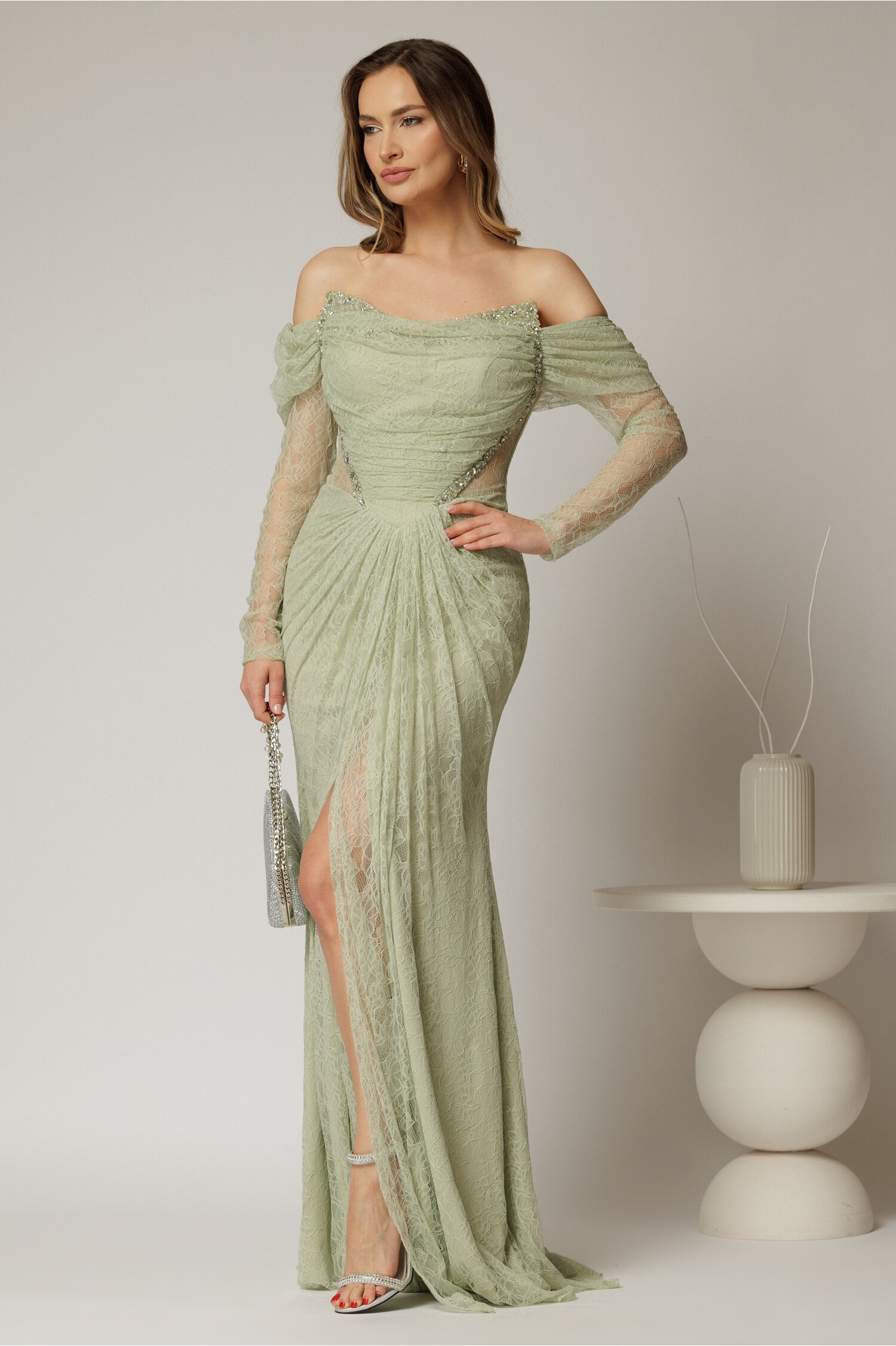 Rochie lungă verde mint de seară tip sirena din dantelă cu decolteu accesorizat Rochie lungă verde mint de seară tip sirena din dantelă cu decolteu accesorizat