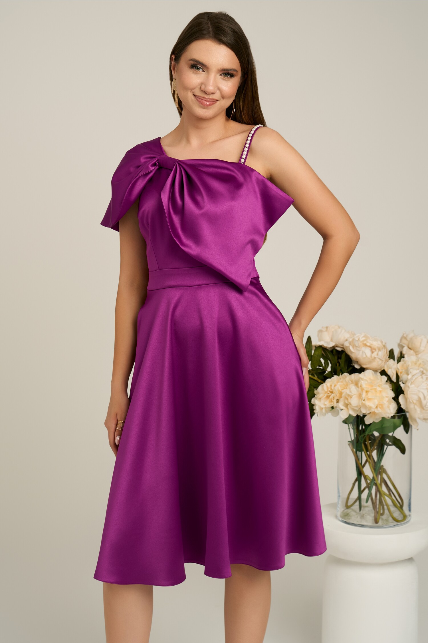 Rochie moze din satin mov cu funda și bretea cu perle Rochie moze din satin mov cu funda și bretea cu perle