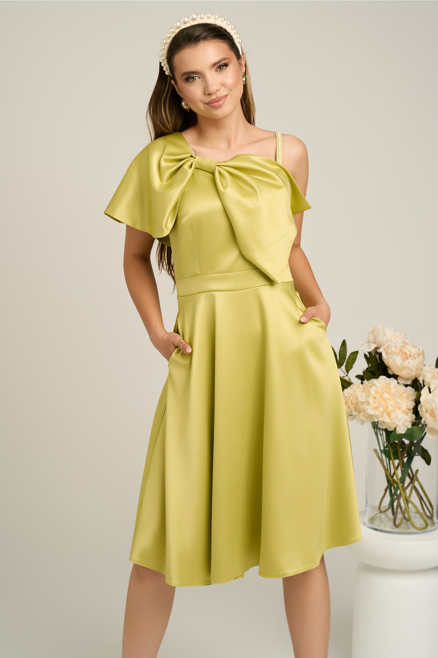 Rochie moze elegantă din satin verde cu fundă la bust și bretea cu perle Rochie moze elegantă din satin verde cu fundă la bust și bretea cu perle