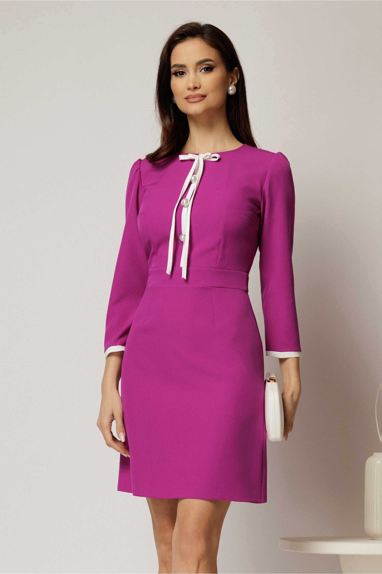 Rochie magenta cu nasturi perlati și fundă Rochie magenta cu nasturi perlati și fundă