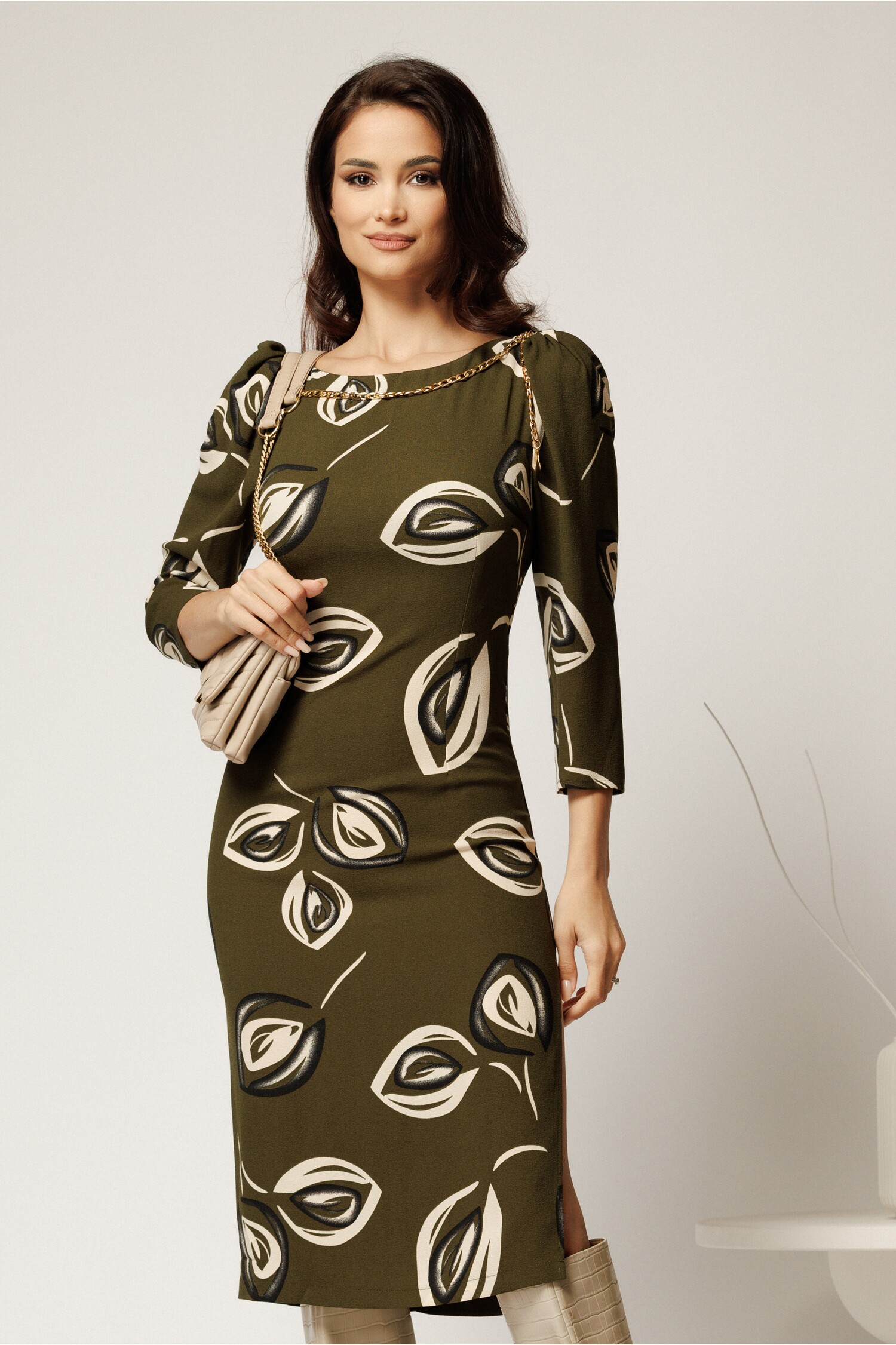 Rochie mara kaki cu imprimeuri bej și aplicație tip lanț Rochie mara kaki cu imprimeuri bej și aplicație tip lanț