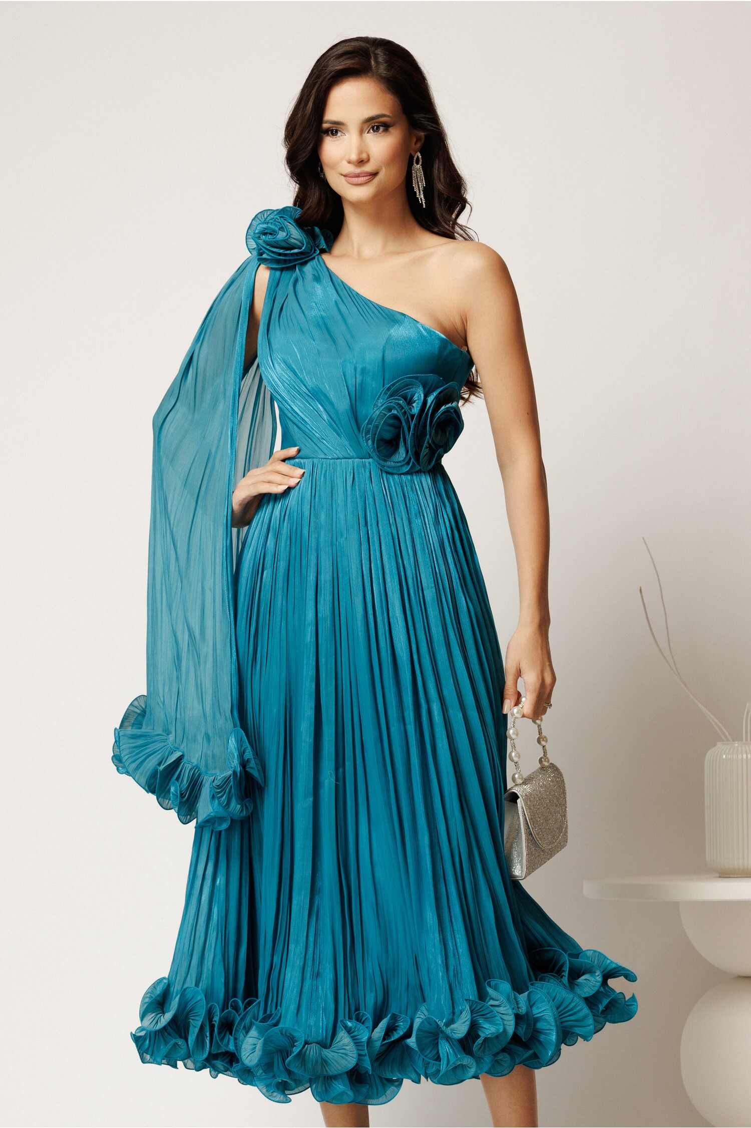 Rochie midi turcoaz din voal satinat cu volănașe și flori Rochie midi turcoaz din voal satinat cu volănașe și flori