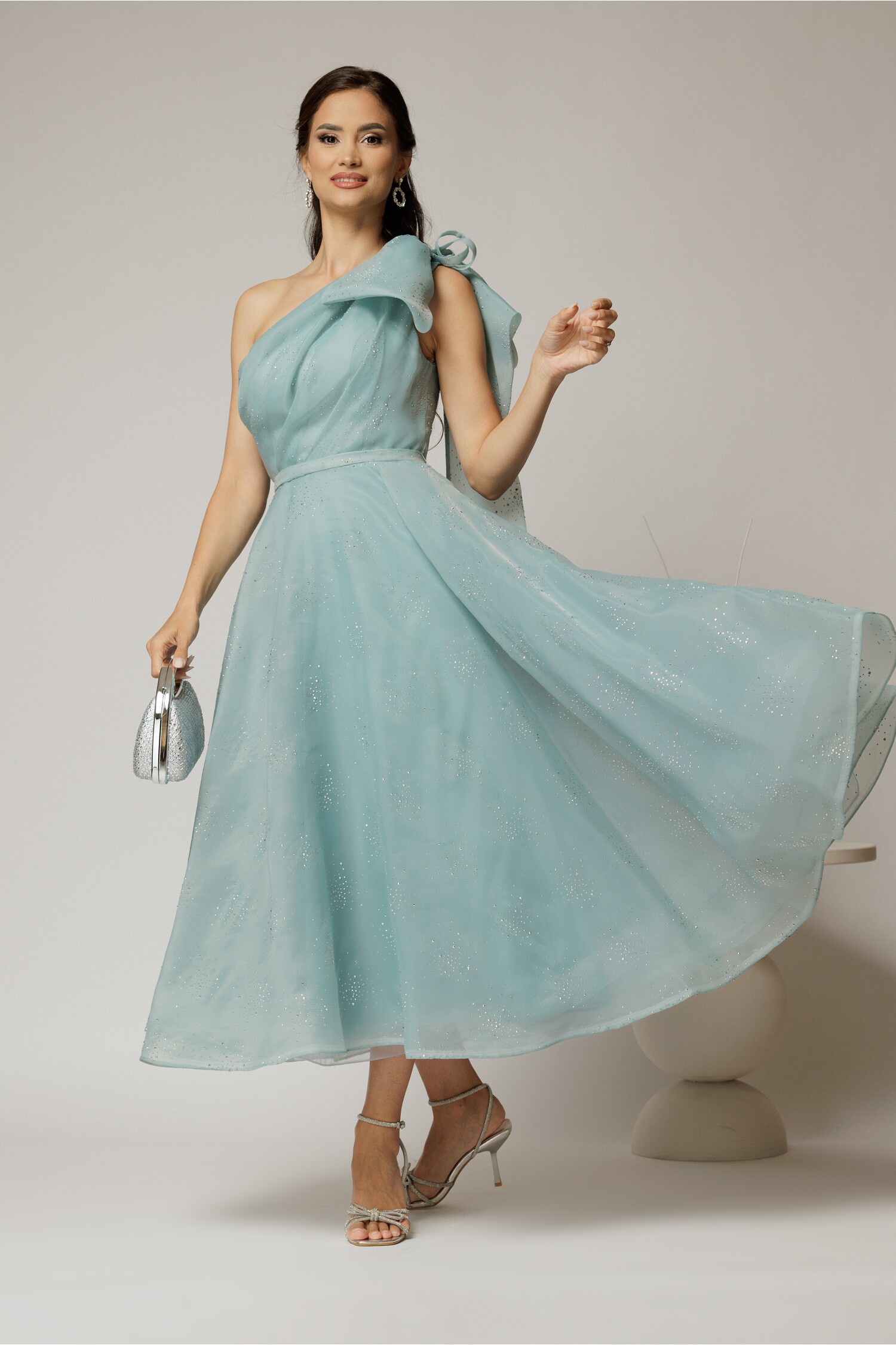 Rochie midi turcoaz din organza cu funda amplă pe umăr și pietre strass Rochie midi turcoaz din organza cu funda amplă pe umăr și pietre strass
