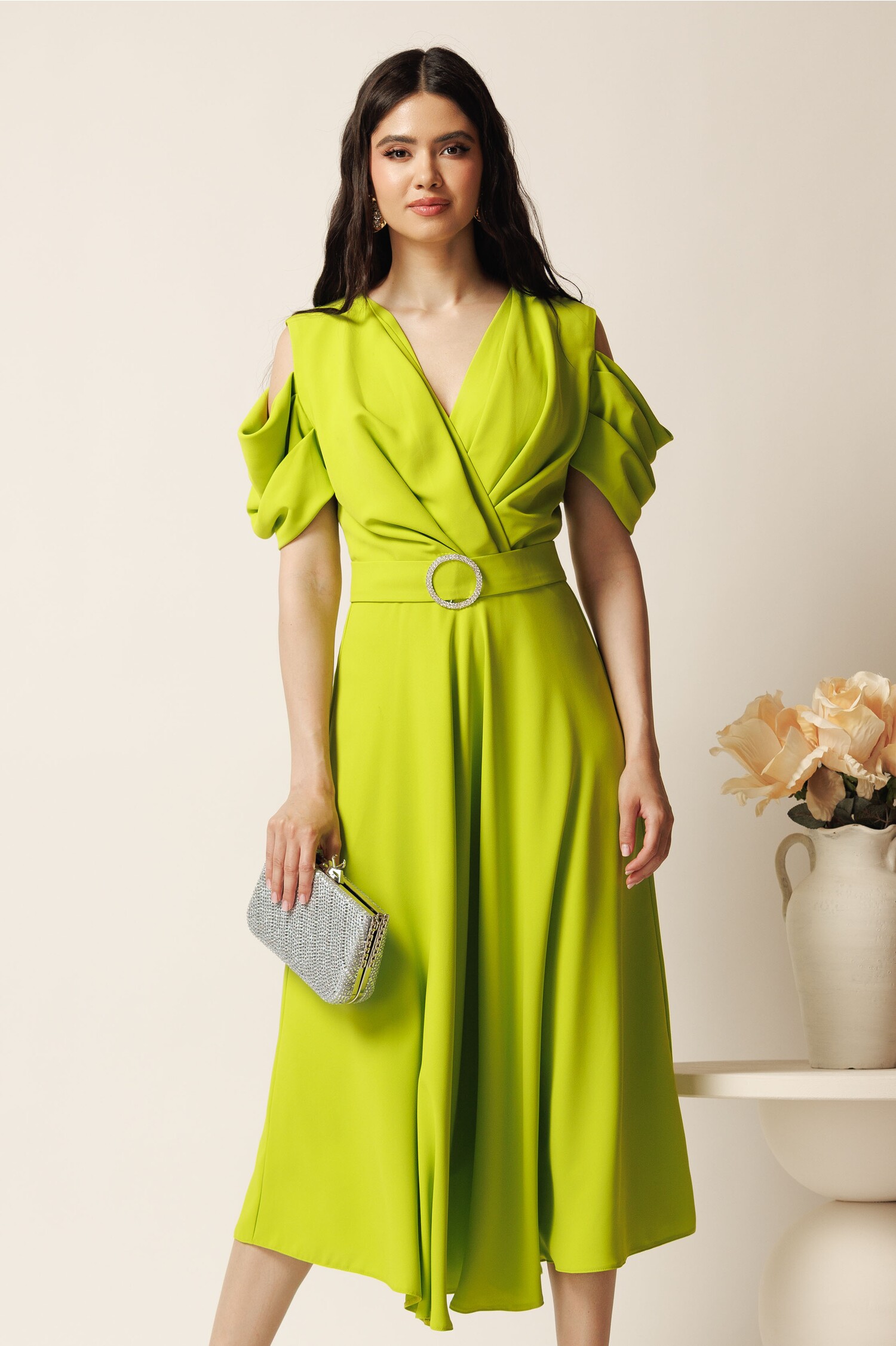 Rochie midi verde crud din voal în clos cu decupaje la umeri și cordon în talie – LaDonna Rochie midi verde crud din voal în clos cu decupaje la umeri și cordon în talie – LaDonna
