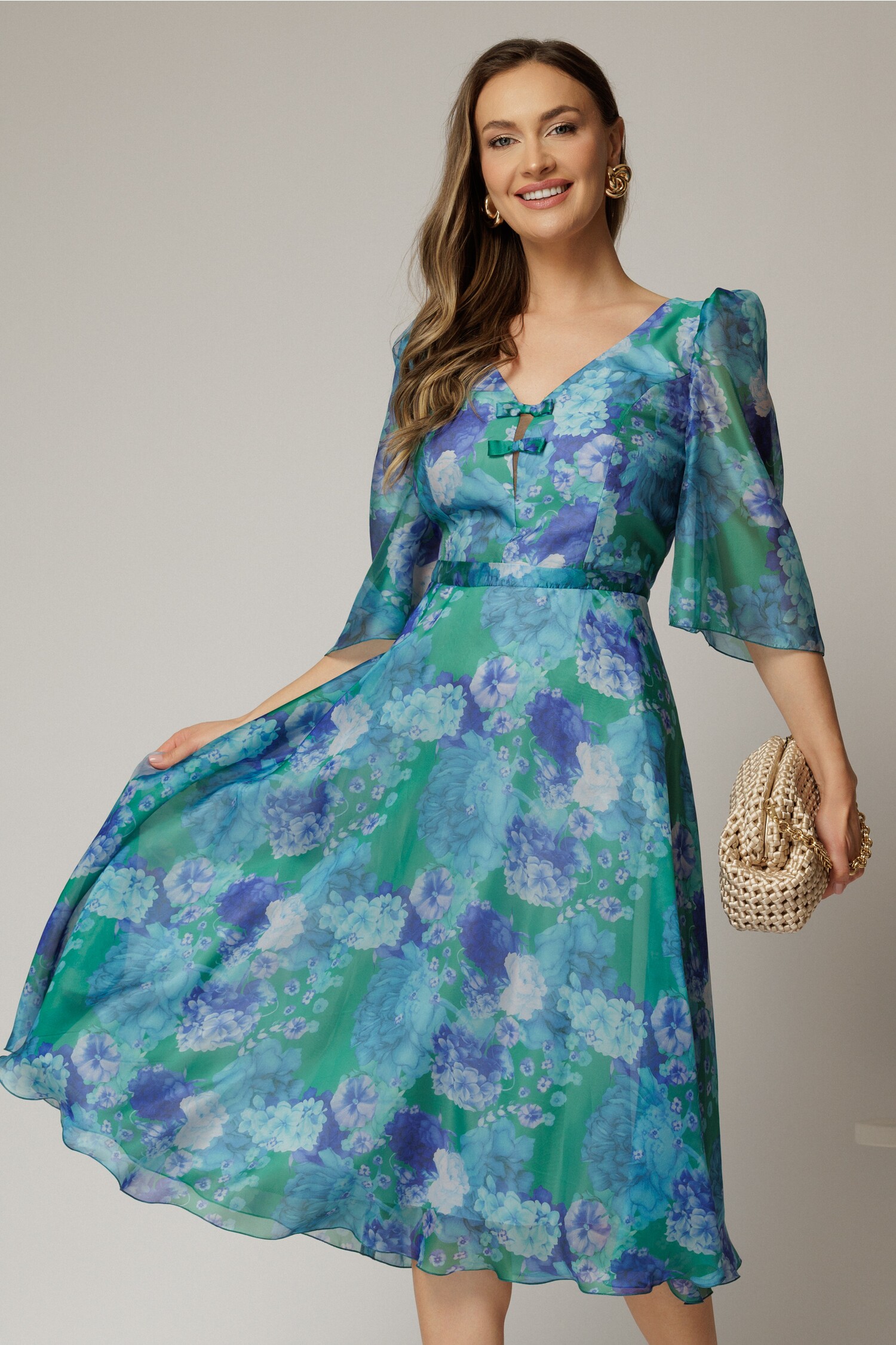 Rochie midi verde cu imprimeuri și fundițe pe bust Rochie midi verde cu imprimeuri și fundițe pe bust