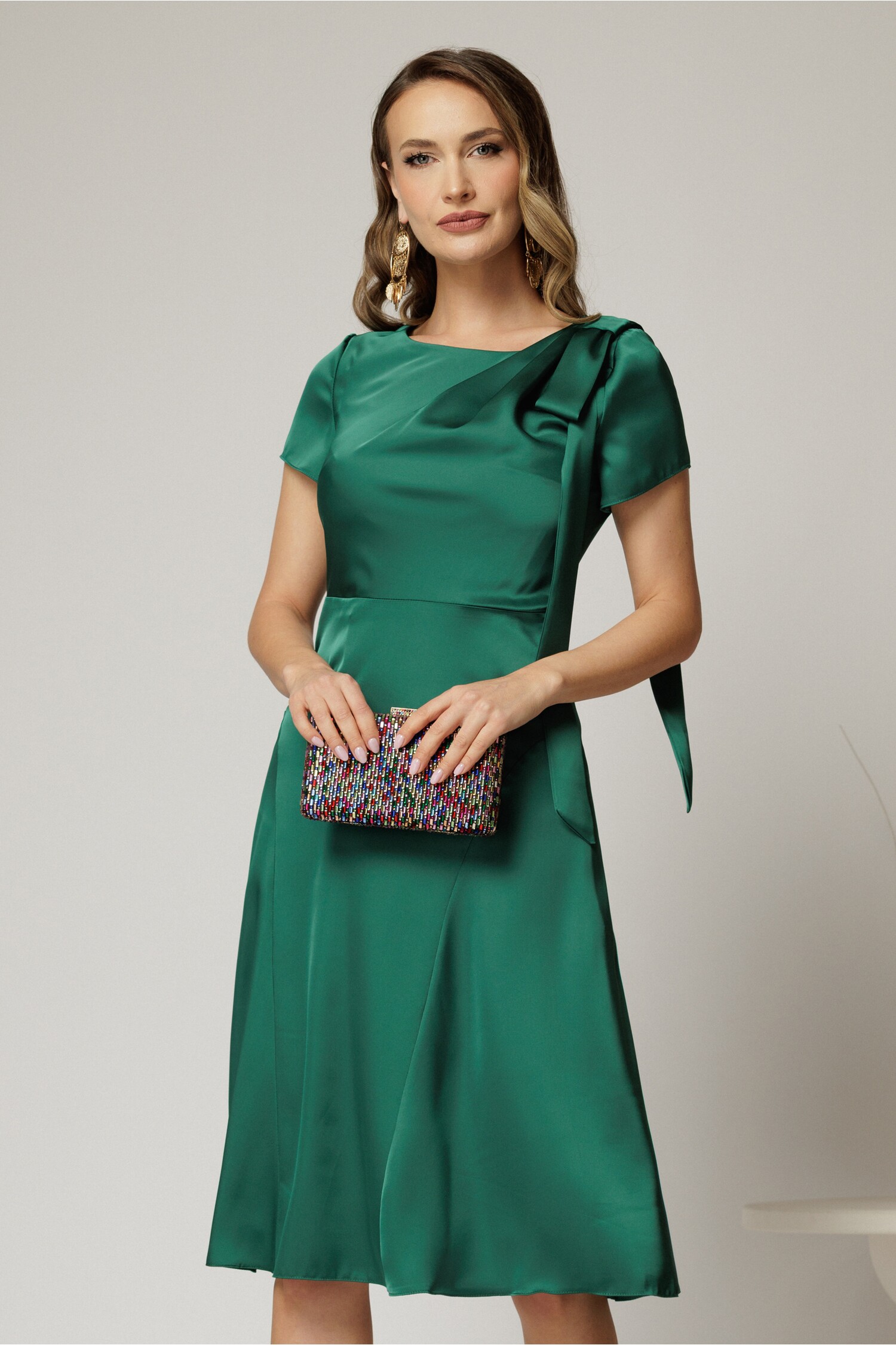 Rochie midi verde din satin cu funda pe umăr și fustă clos Rochie midi verde din satin cu funda pe umăr și fustă clos