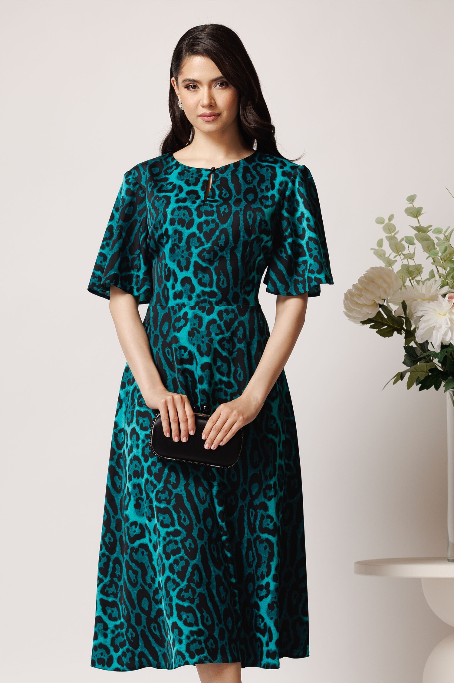 Rochie midi verde în cloș din satin cu print leopard Rochie midi verde în cloș din satin cu print leopard