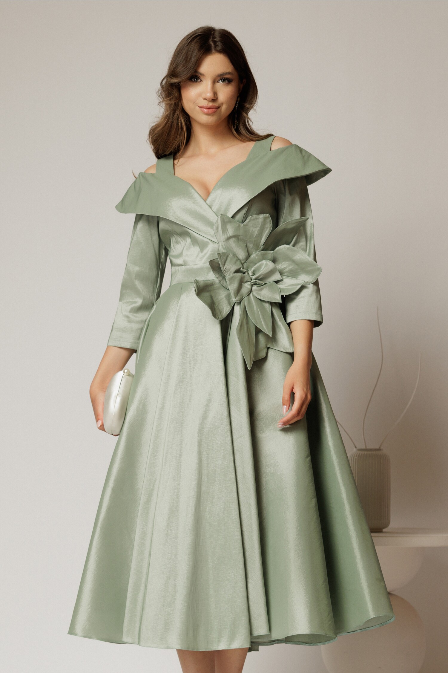 Rochie midi verde din tafta peliculizată cu floare amplă pe talie – DY Fashion Rochie midi verde din tafta peliculizată cu floare amplă pe talie – DY Fashion
