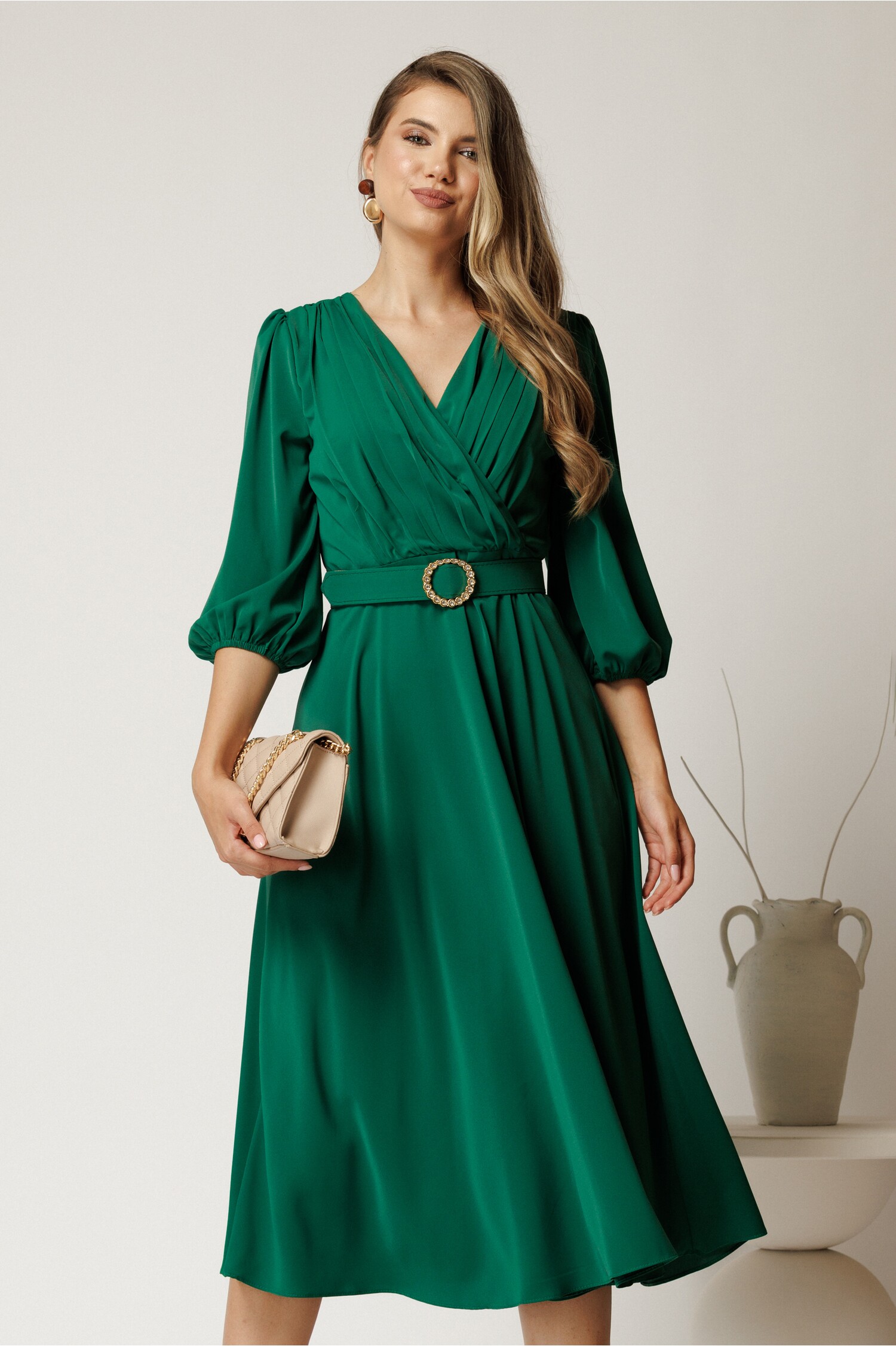 Rochie midi verde din triplu voal cu pliuri și curea Rochie midi verde din triplu voal cu pliuri și curea