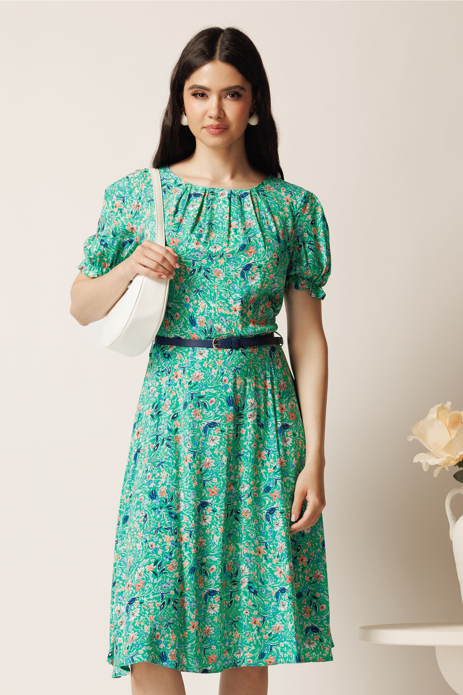 Rochie midi verde cu imprimeu floral și curea în talie Rochie midi verde cu imprimeu floral și curea în talie