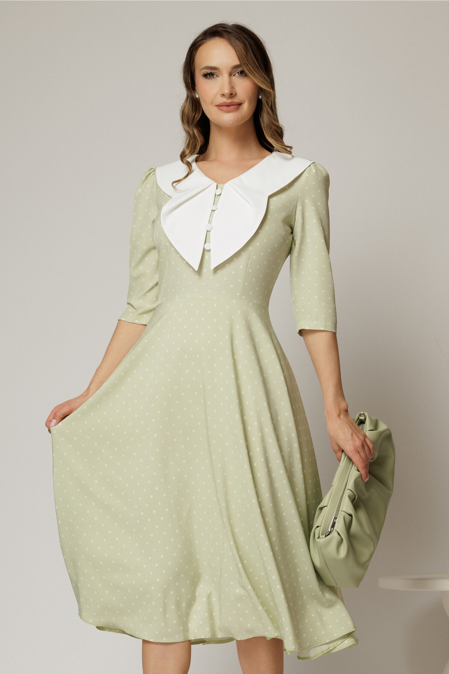 Rochie midi verde fistic cu buline şi guler amplu, croi clos Rochie midi verde fistic cu buline şi guler amplu, croi clos
