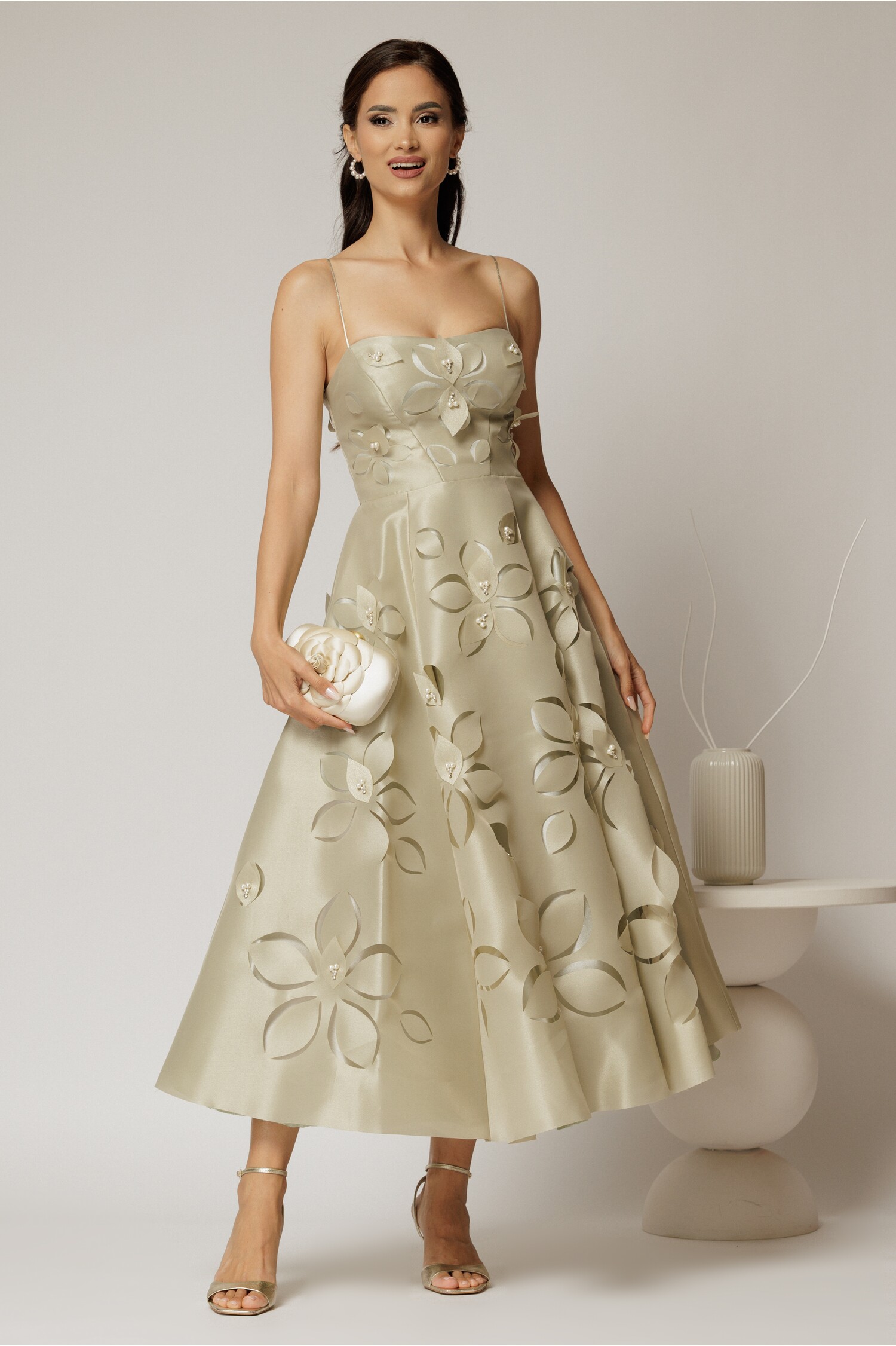 Rochie midi verde fistic de ocazie cu decupaje florale și perle Rochie midi verde fistic de ocazie cu decupaje florale și perle