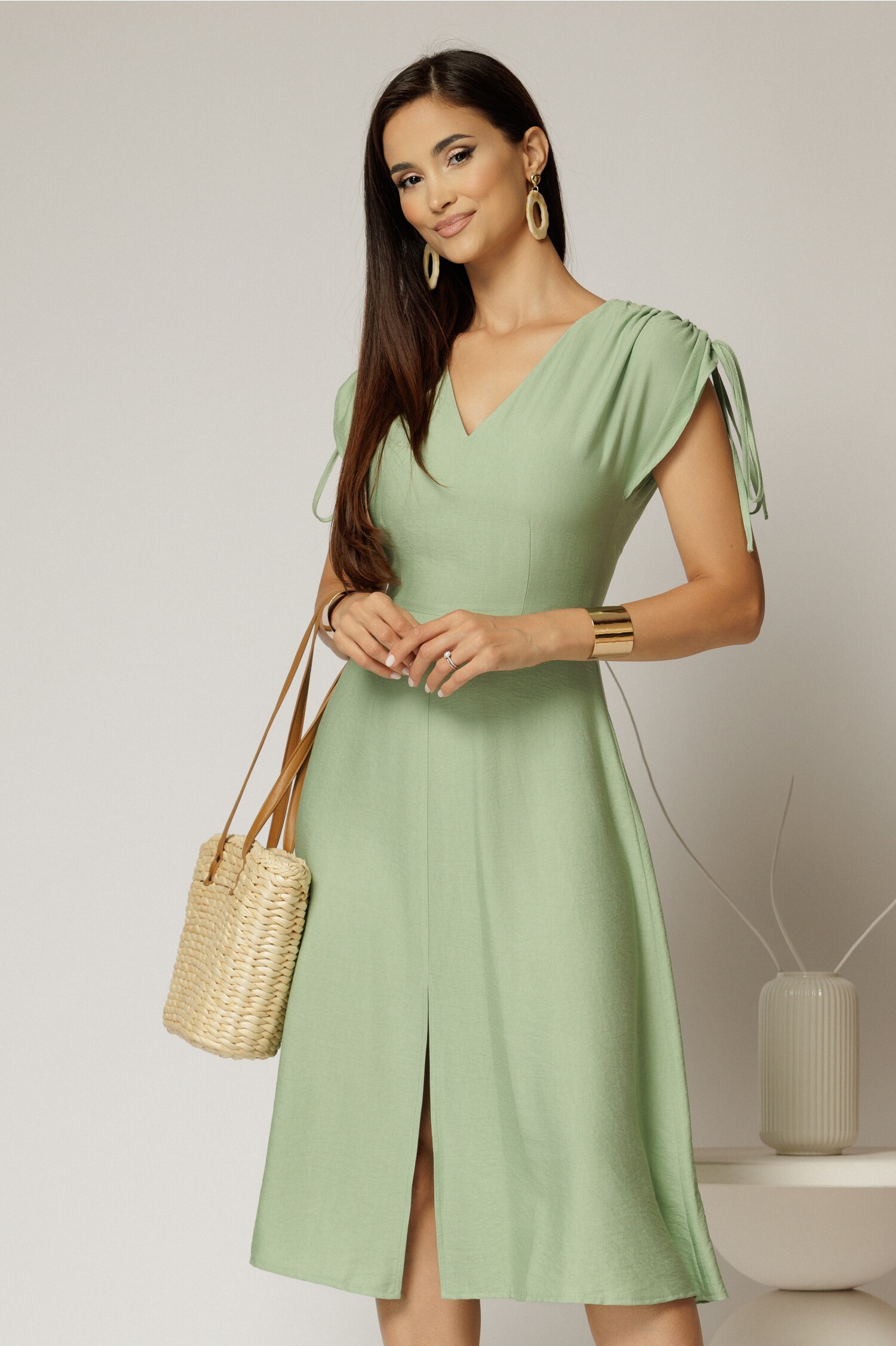 Rochie midi verde fistic cu decolteu în v și snururi la mâneci – DY Fashion Rochie midi verde fistic cu decolteu în v și snururi la mâneci – DY Fashion