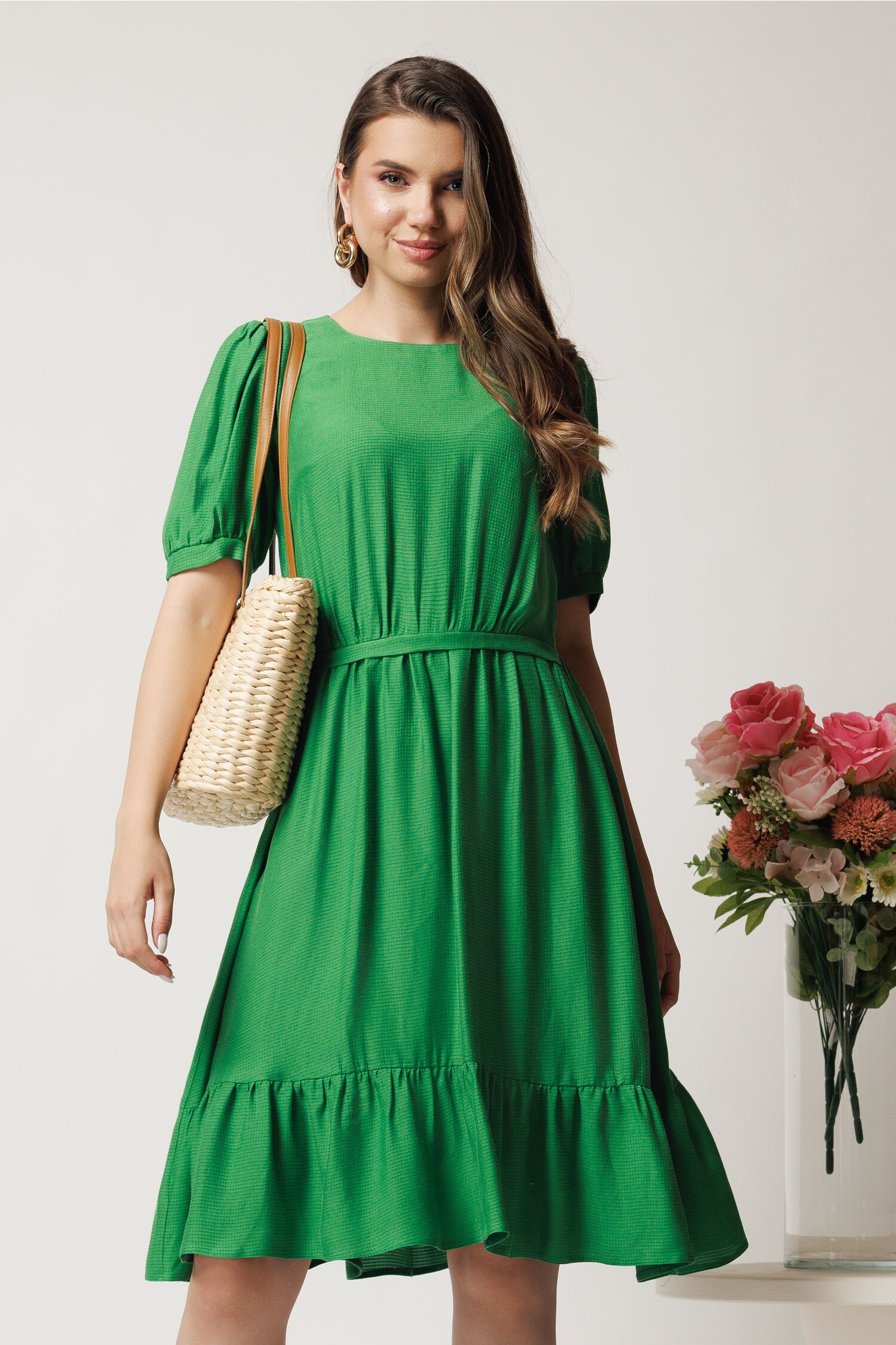 Rochie midi verde în cloș din viscoză cu volan la bază – Moze Rochie midi verde în cloș din viscoză cu volan la bază – Moze