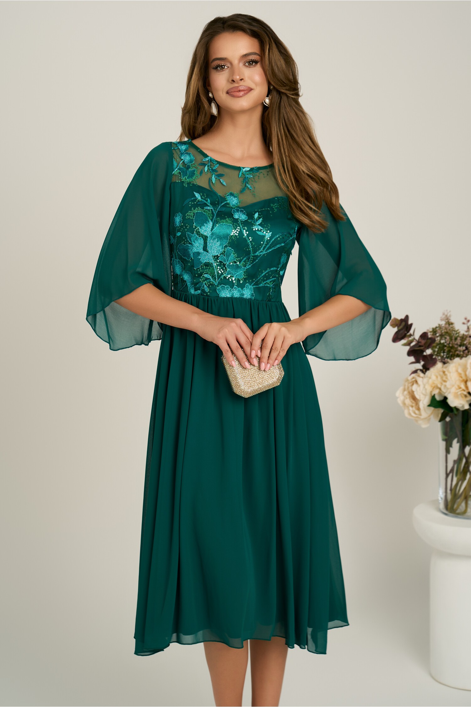Rochie midi verde în cloș din voal cu dantelă florală la bust Rochie midi verde în cloș din voal cu dantelă florală la bust