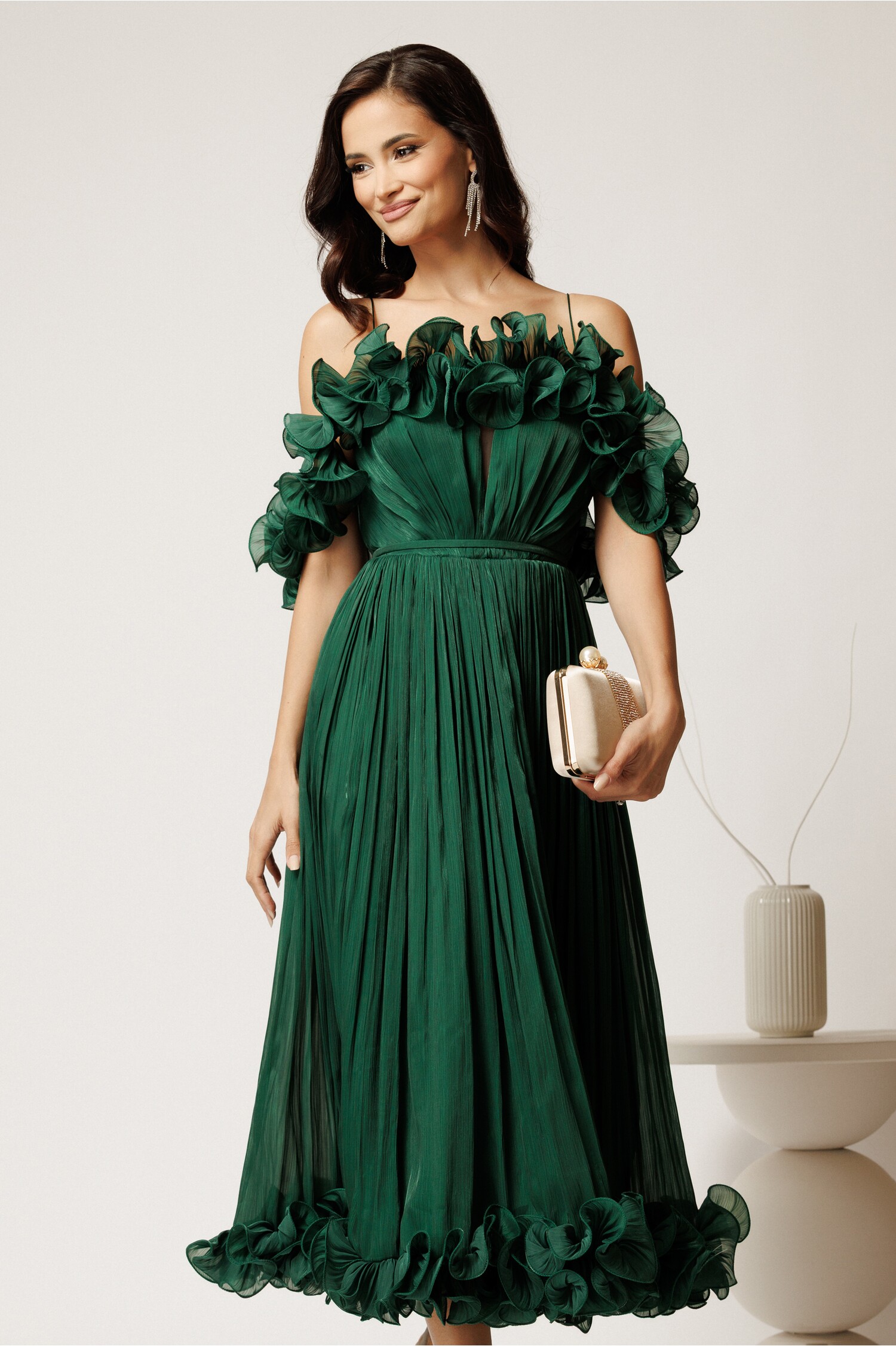 Rochie midi verde din voal satinat cu volanase la bust și la bază Rochie midi verde din voal satinat cu volanase la bust și la bază